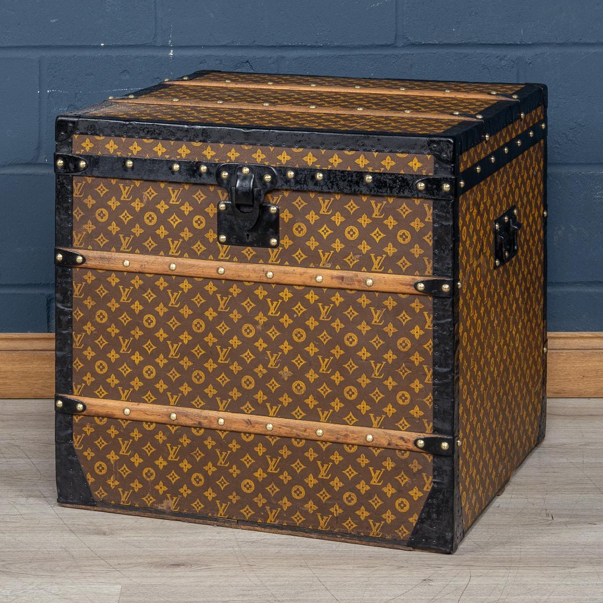 Superbe exemple de coffre à chapeau Louis Vuitton du début du 20e siècle, réalisé dans la célèbre toile monogrammée LV. Complète avec tous ses plateaux intérieurs, cette malle de taille inhabituelle est en très bon état et rappelle l'époque des