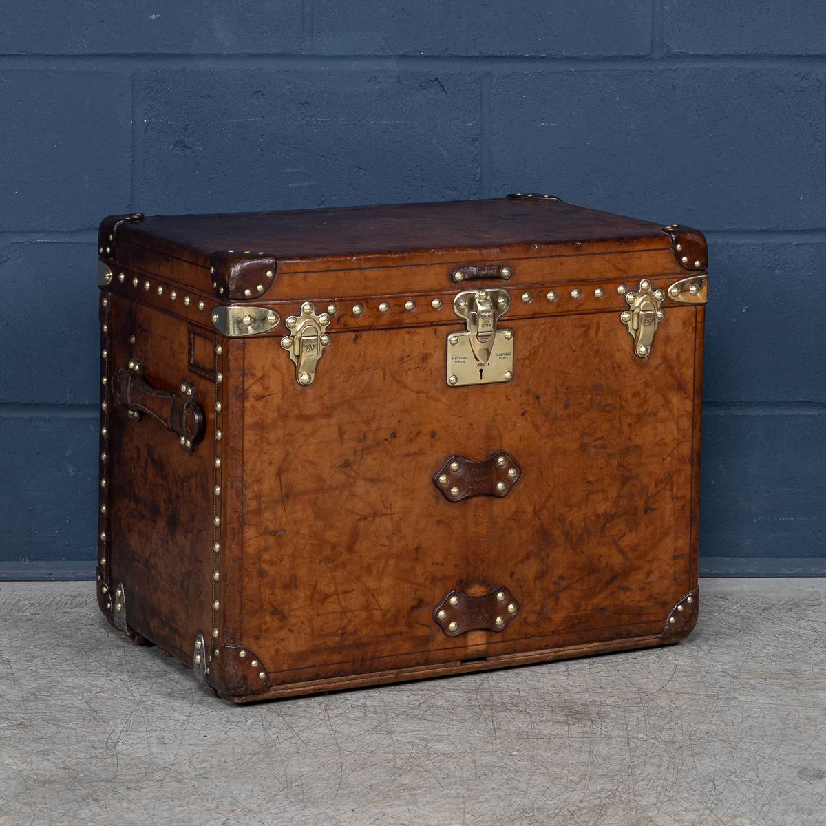 Une très rare malle à chaussures de Louis Vuitton datant du début du 20e siècle (vers 1900/1910). Datant du début du XXe siècle, il est recouvert non pas de la toile à monogramme mondialement connue (mais plus courante), mais d'une seule pièce de