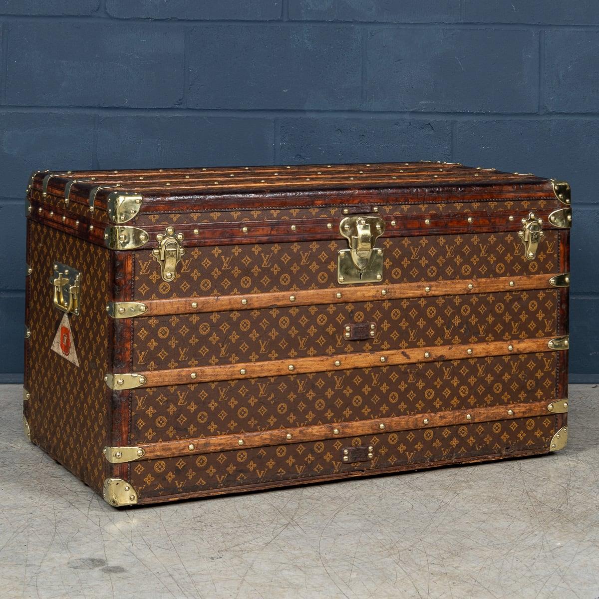 Dieser prächtige und vor allem vollständige Louis Vuitton-Koffer aus dem frühen 20. Jahrhundert war ein Muss für jeden Elitereisenden. Die mit dem weltberühmten LV-Monogramm versehene Leinwand mit Lederbesatz und Messingbeschlägen wäre schon zum