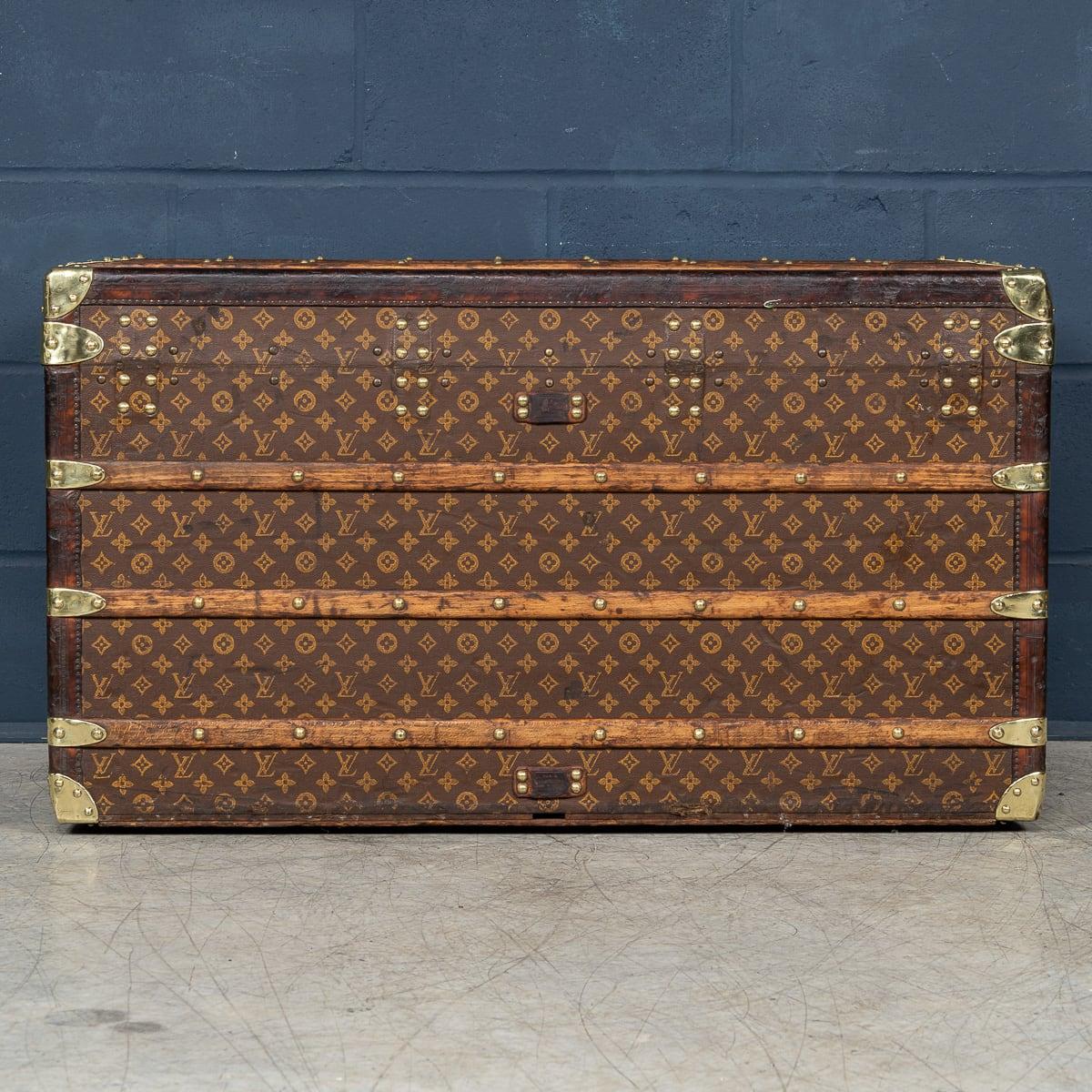 Antike Louis Vuitton-Truhe des 20. Jahrhunderts aus Monogramm-Leinwand mit Monogramm, Frankreich um 1900 (Messing) im Angebot