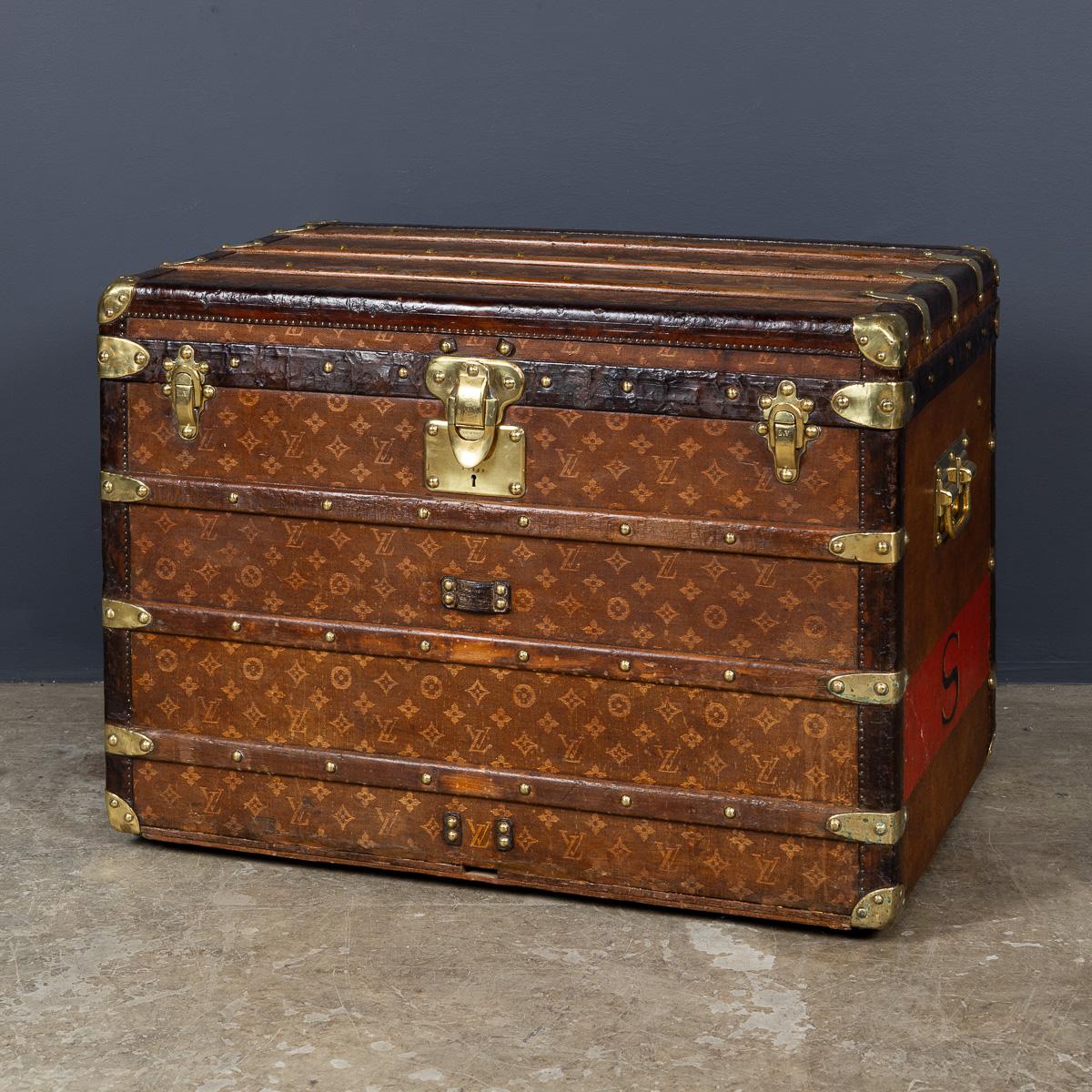Uno squisito baule Louis Vuitton dei primi anni del XX secolo. Un oggetto assolutamente essenziale per i viaggiatori d'élite dell'epoca, il baule è adornato con l'iconica tela Monogram di LV, arricchita da finiture in lozine e accessori in ottone,