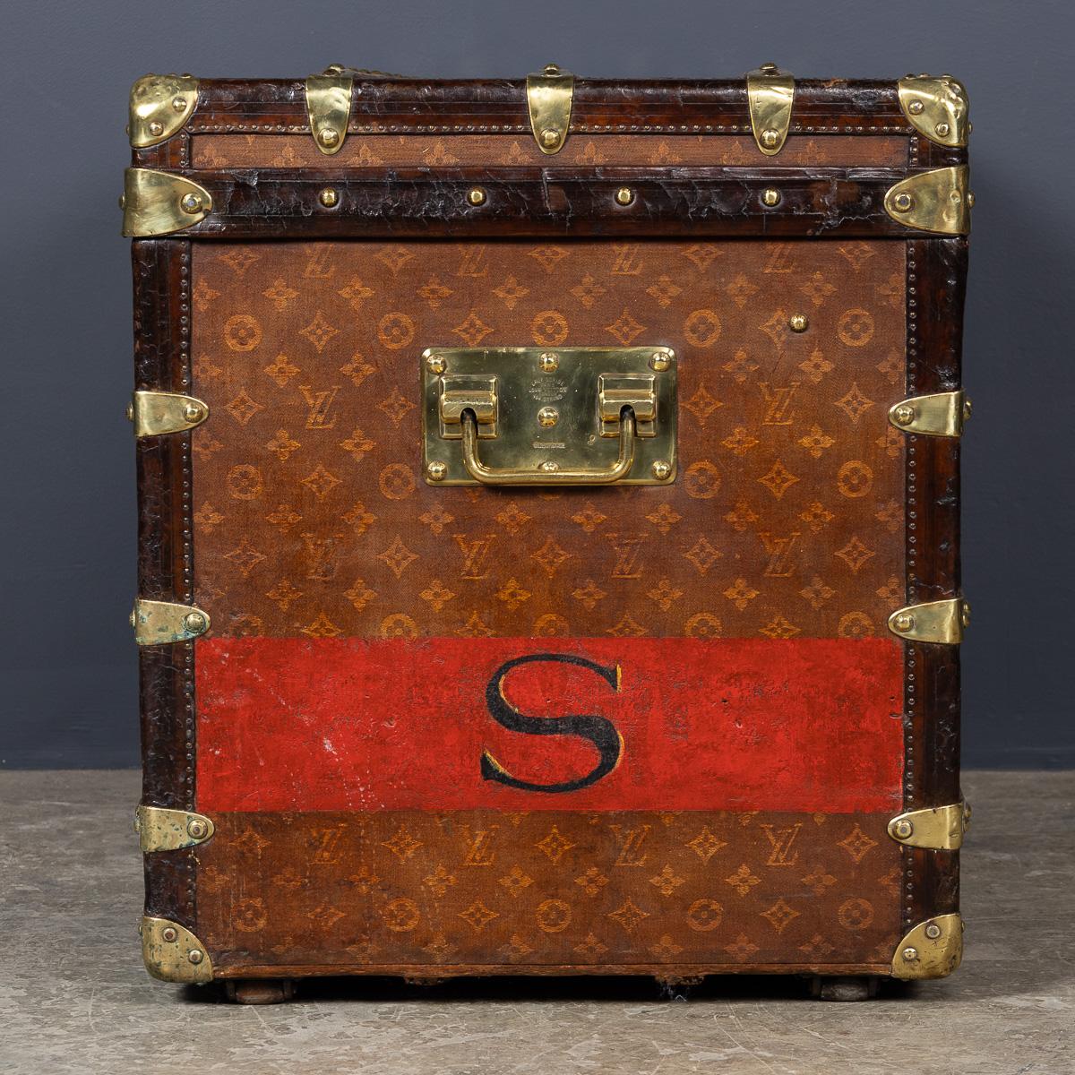 Francese Antico baule Louis Vuitton del XX secolo in tela Monogram, Francia, 1920 ca. in vendita