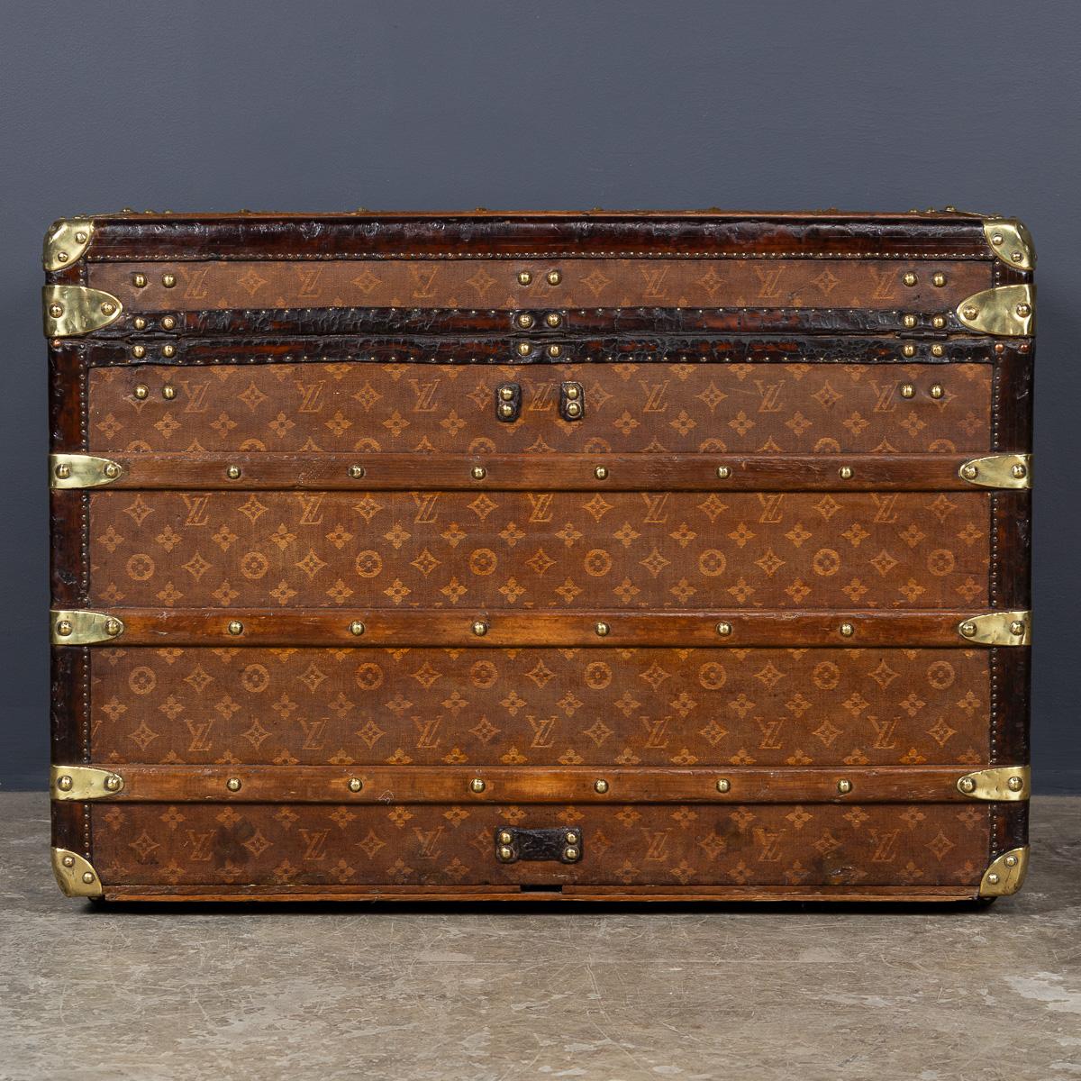 Antico baule Louis Vuitton del XX secolo in tela Monogram, Francia, 1920 ca. In condizioni buone in vendita a Royal Tunbridge Wells, Kent