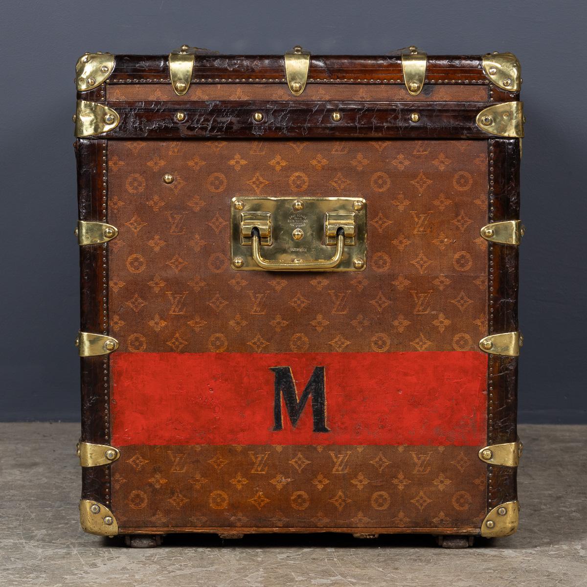 Ottone Antico baule Louis Vuitton del XX secolo in tela Monogram, Francia, 1920 ca. in vendita