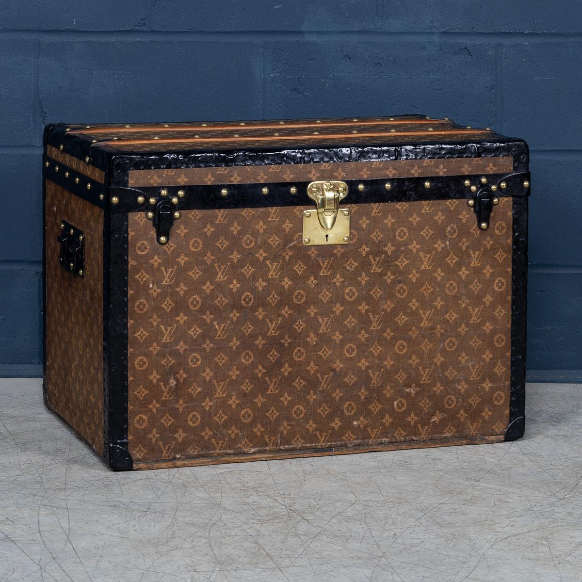 A cavallo tra il XIX e il XX secolo Louis Vuitton si era affermato come leader di mercato nella produzione di bauli e aveva bisogno di distinguere il suo marchio, ormai famoso, dagli imitatori e dai concorrenti. Decisero di creare un logo, un