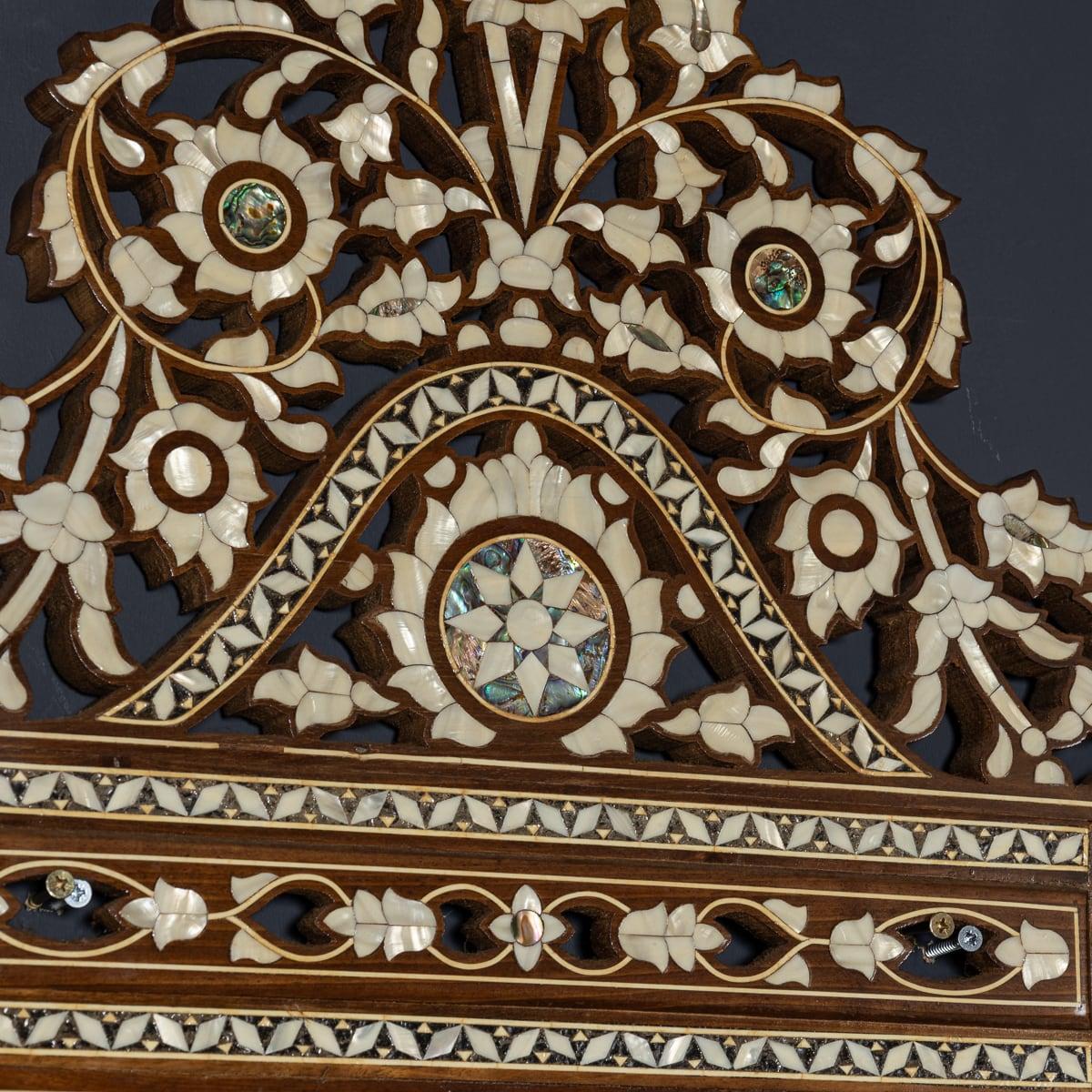Antique 20ème siècle Moorish Inlaid Levantine Mirror c.1900 Bon état - En vente à Royal Tunbridge Wells, Kent