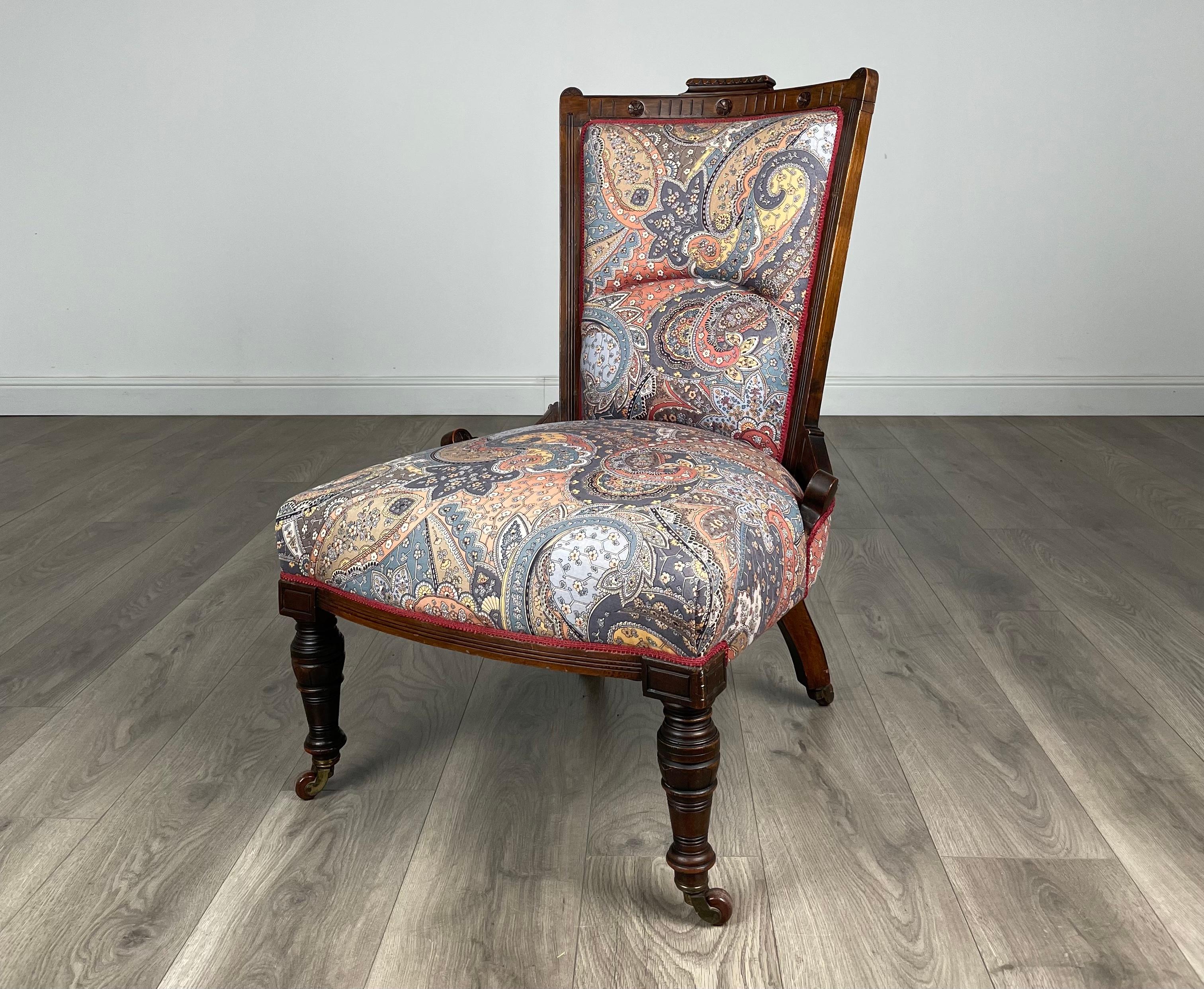 Magnifique fauteuil / chaise d'allaitement édouardien
En acajou
Elle repose sur d'étonnants pieds tournés, avec toutes ses roulettes d'origine. Magnifique dos présentant une décoration subtile mais attrayante sur la partie supérieure et la base.
La