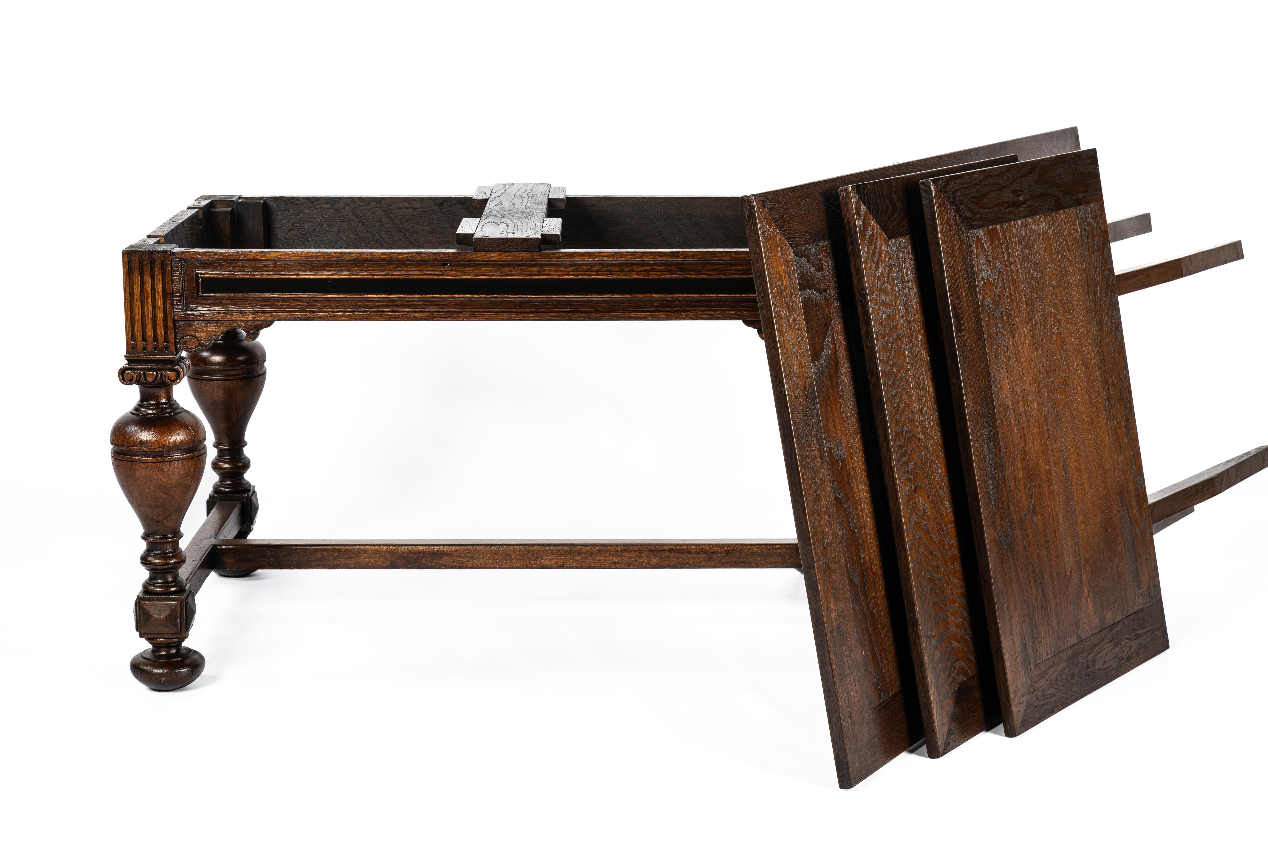 Antique 20th-century  oak  warm brown Dutch Renaissance Extension leaf table For Sale 4