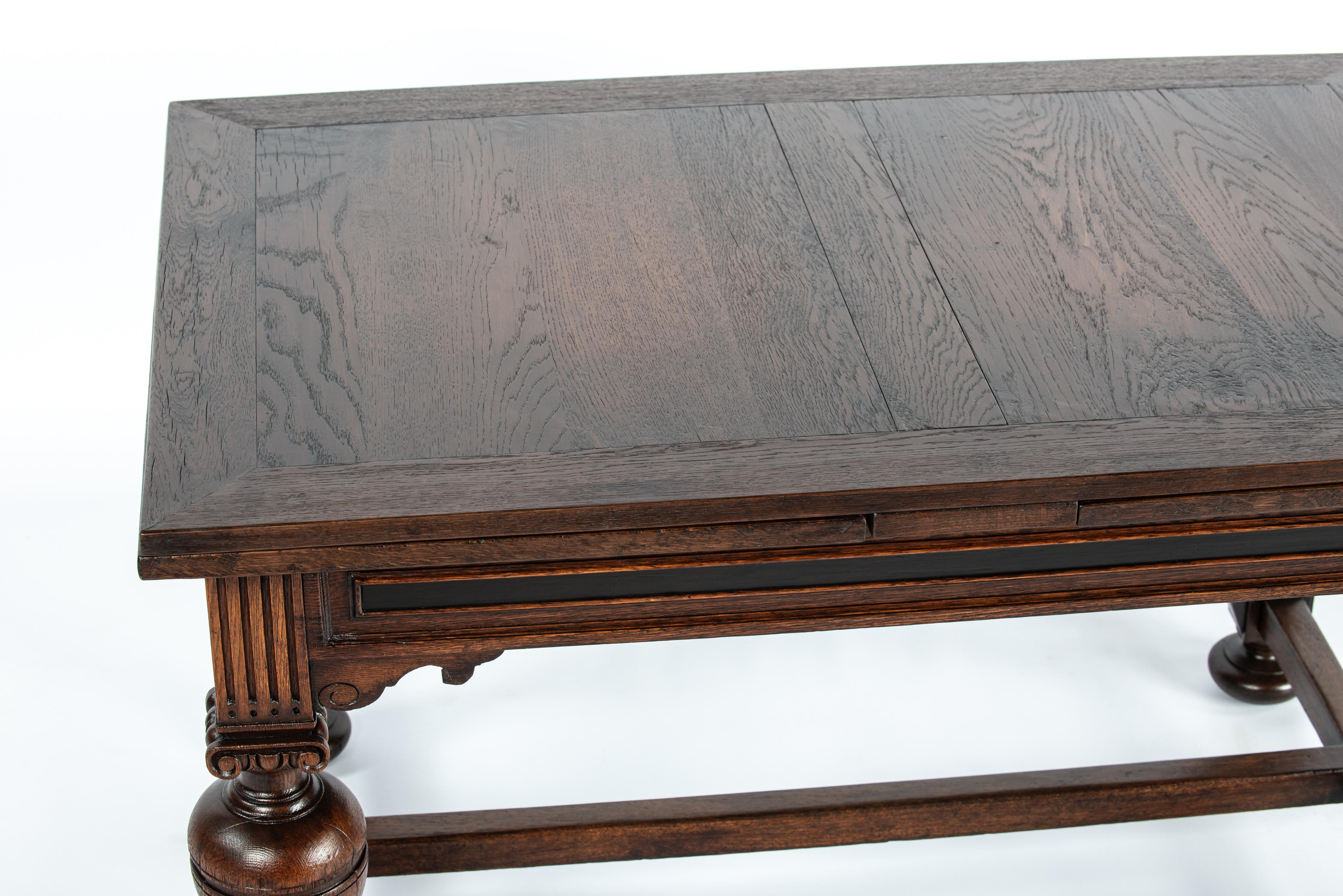 Antique 20th-century  oak  warm brown Dutch Renaissance Extension leaf table For Sale 5