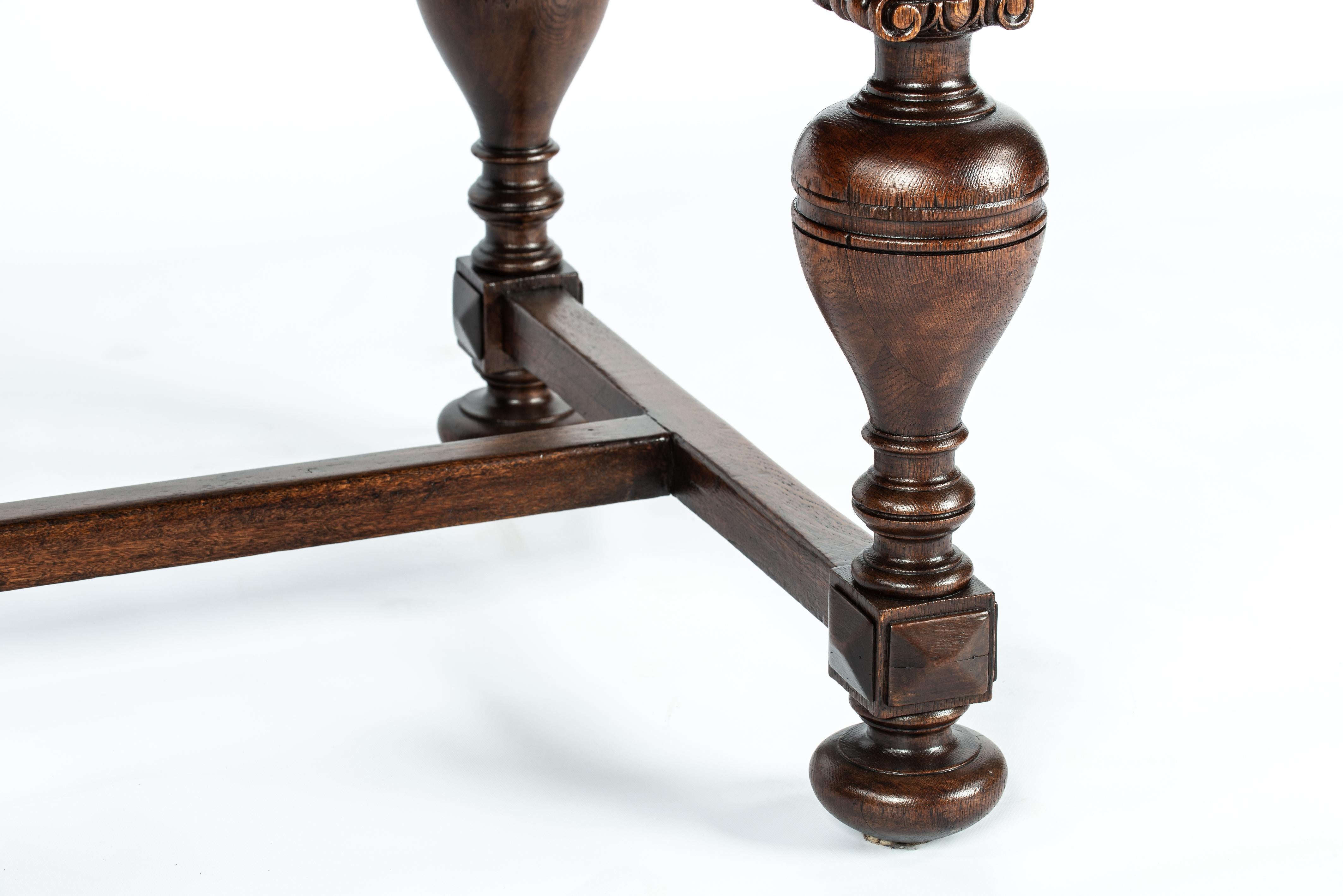 Antique 20th-century  oak  warm brown Dutch Renaissance Extension leaf table For Sale 7