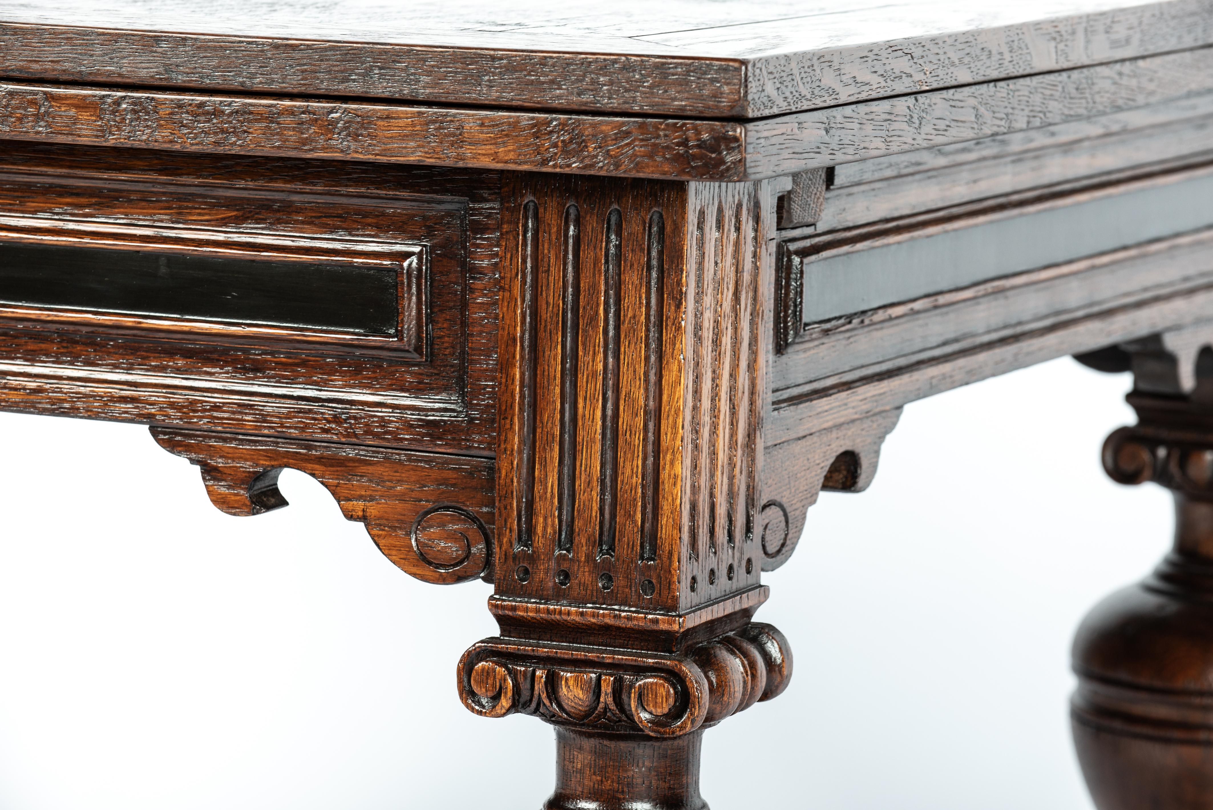 Antique 20th-century  oak  warm brown Dutch Renaissance Extension leaf table For Sale 13