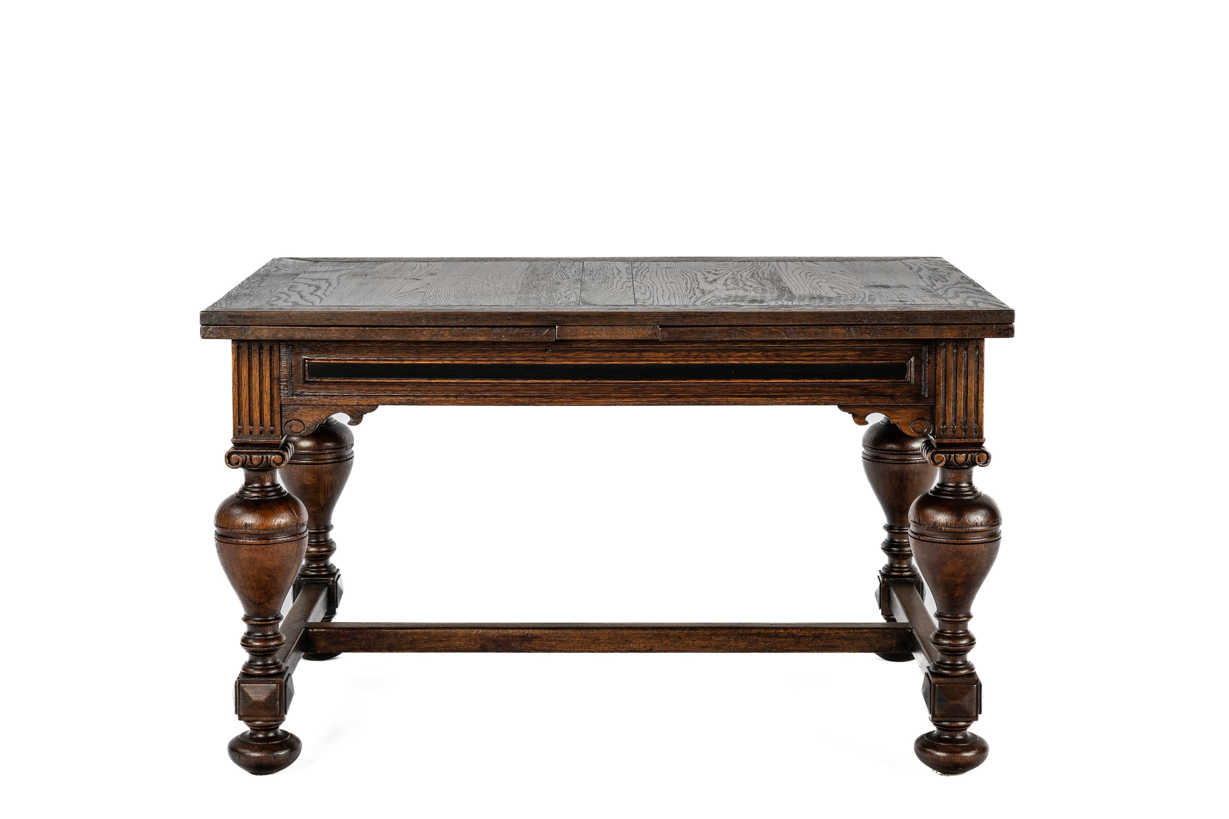 Sculpté Antiquités du 20e siècle  chêne  Table à rallonge Renaissance hollandaise brun chaud en vente