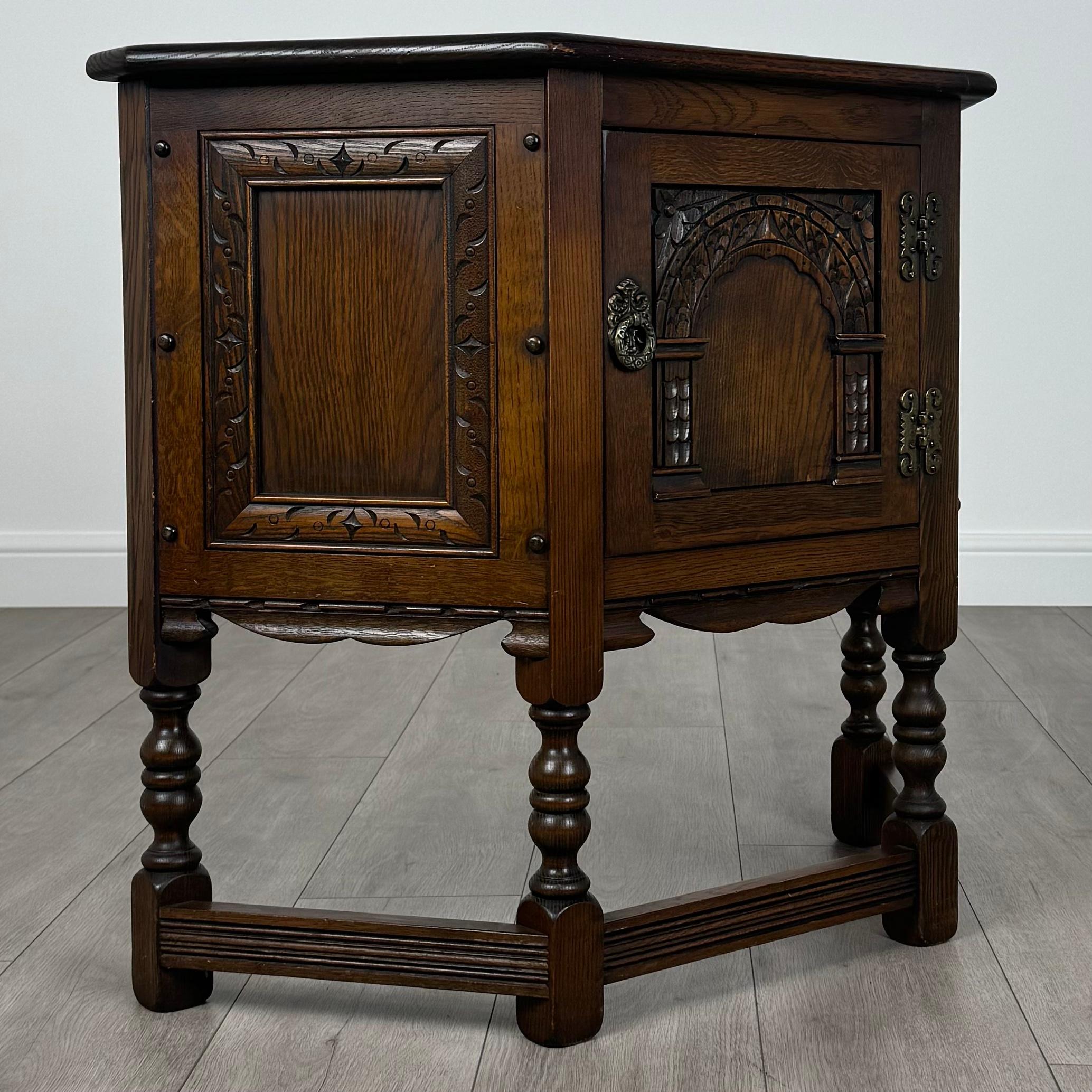 Armoire à breloques ancienne du 20ème siècle en chêne (REF AF-3625) en vente 4