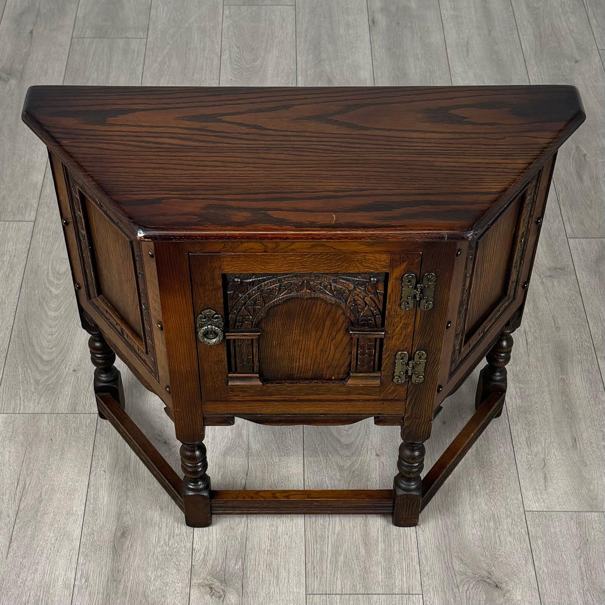 Armoire à breloques ancienne du 20ème siècle en chêne (REF AF-3625) en vente 5