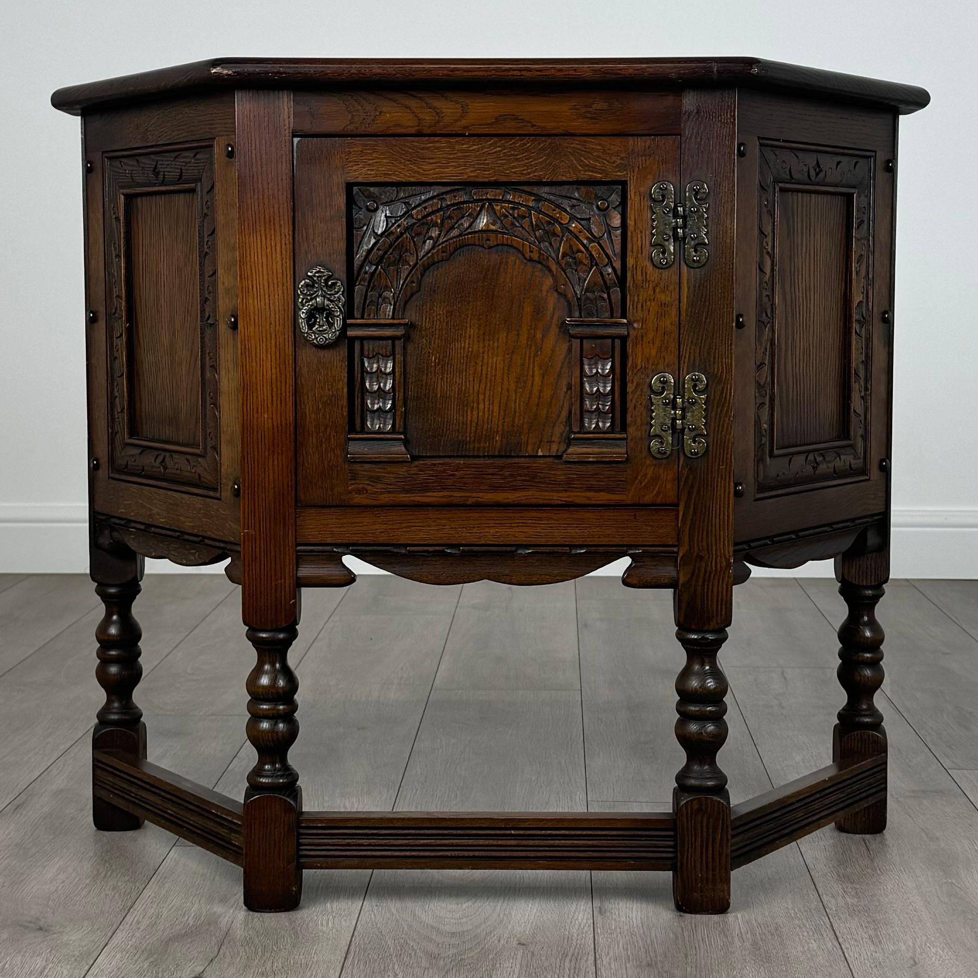 Cette armoire ancienne du XXe siècle, fabriquée en chêne par la célèbre marque 