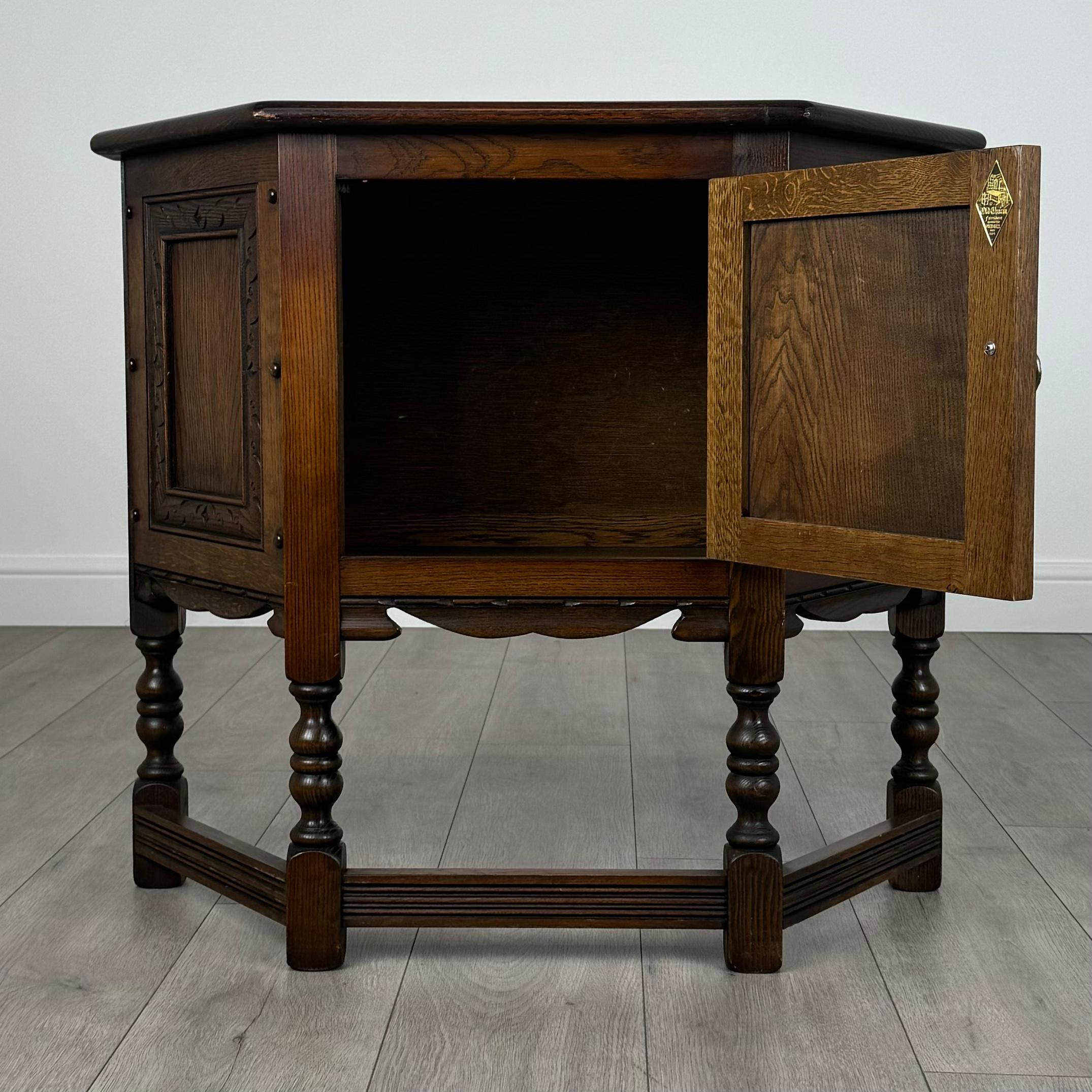 Britannique Armoire à breloques ancienne du 20ème siècle en chêne (REF AF-3625) en vente