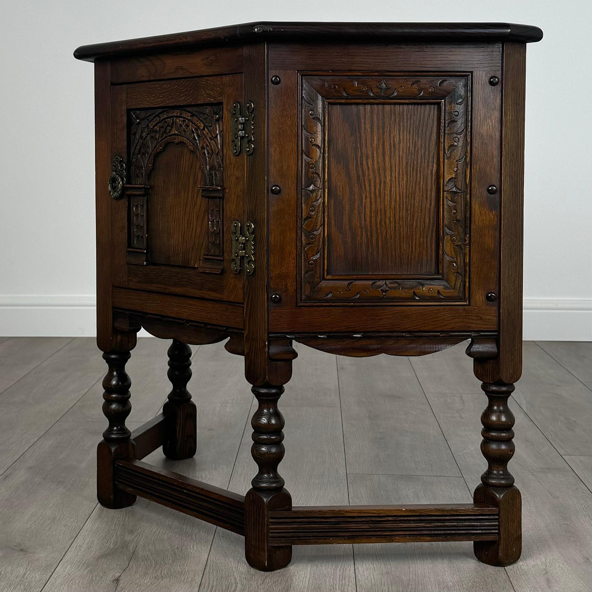 Armoire à breloques ancienne du 20ème siècle en chêne (REF AF-3625) Bon état - En vente à Ledbury, GB