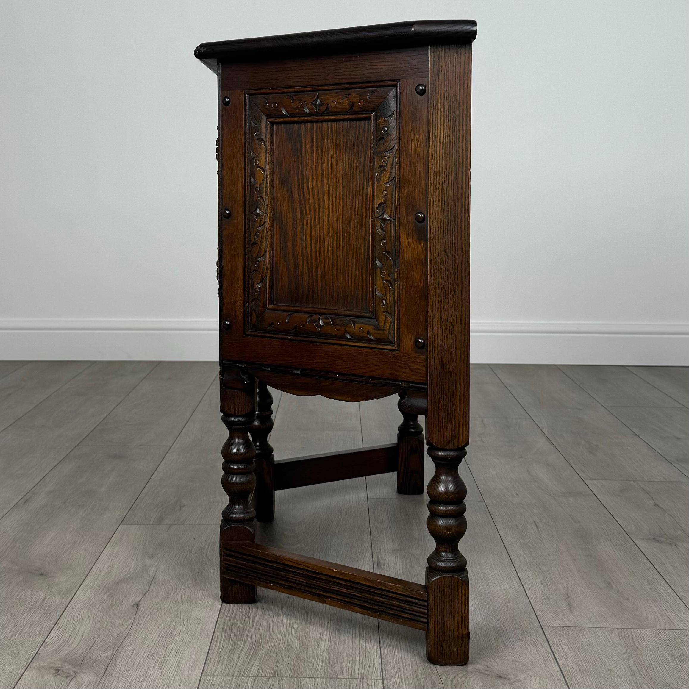20ième siècle Armoire à breloques ancienne du 20ème siècle en chêne (REF AF-3625) en vente