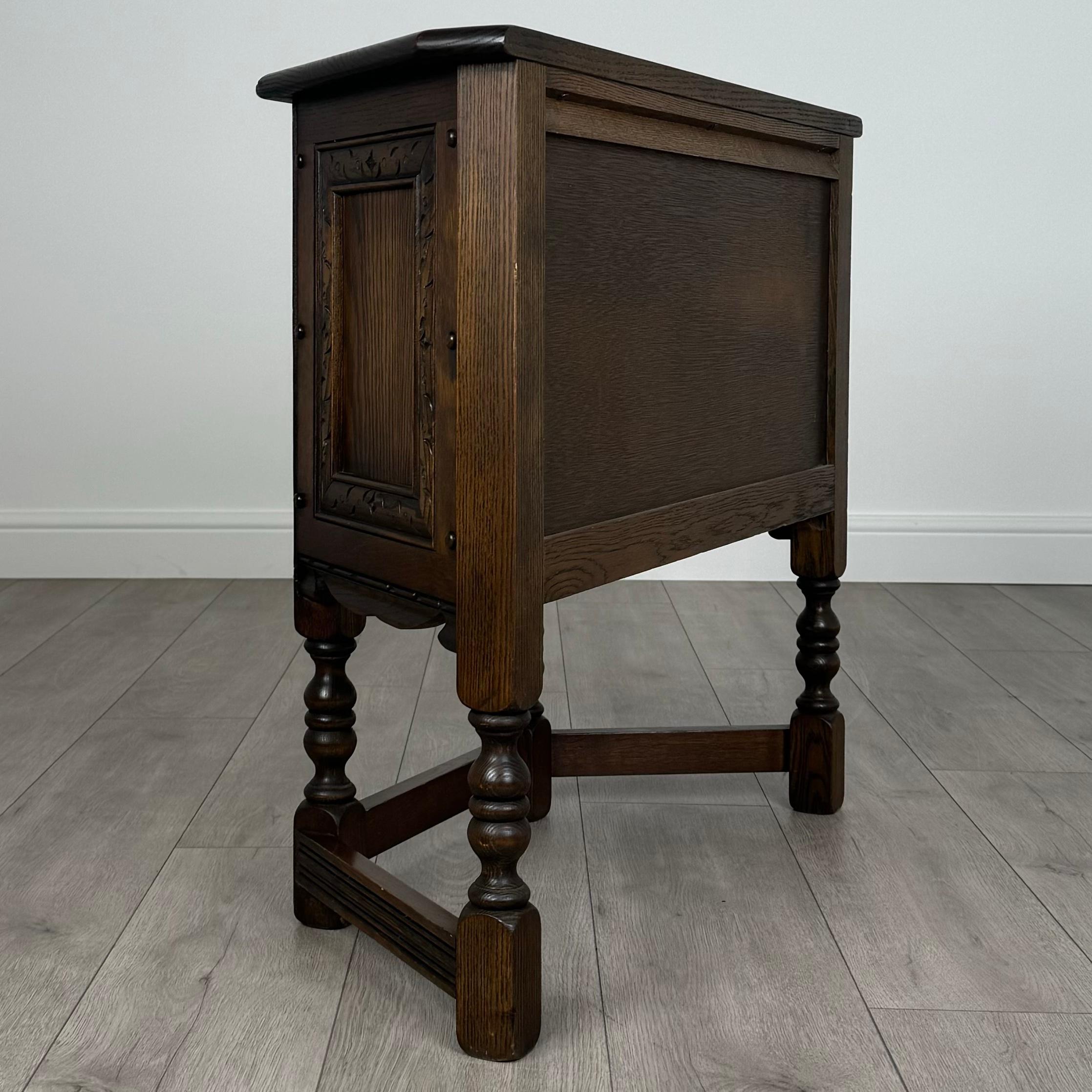 Chêne Armoire à breloques ancienne du 20ème siècle en chêne (REF AF-3625) en vente