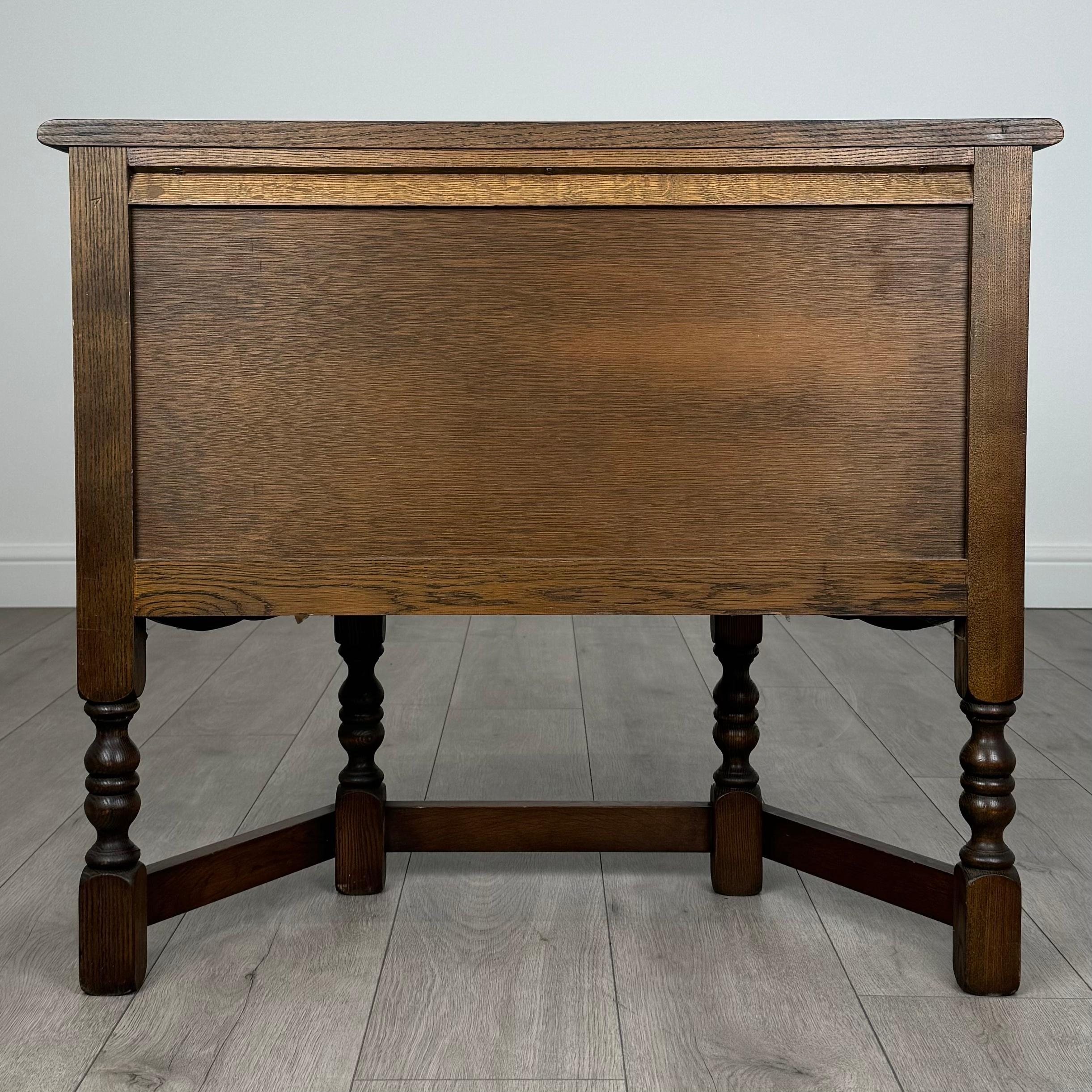 Armoire à breloques ancienne du 20ème siècle en chêne (REF AF-3625) en vente 1