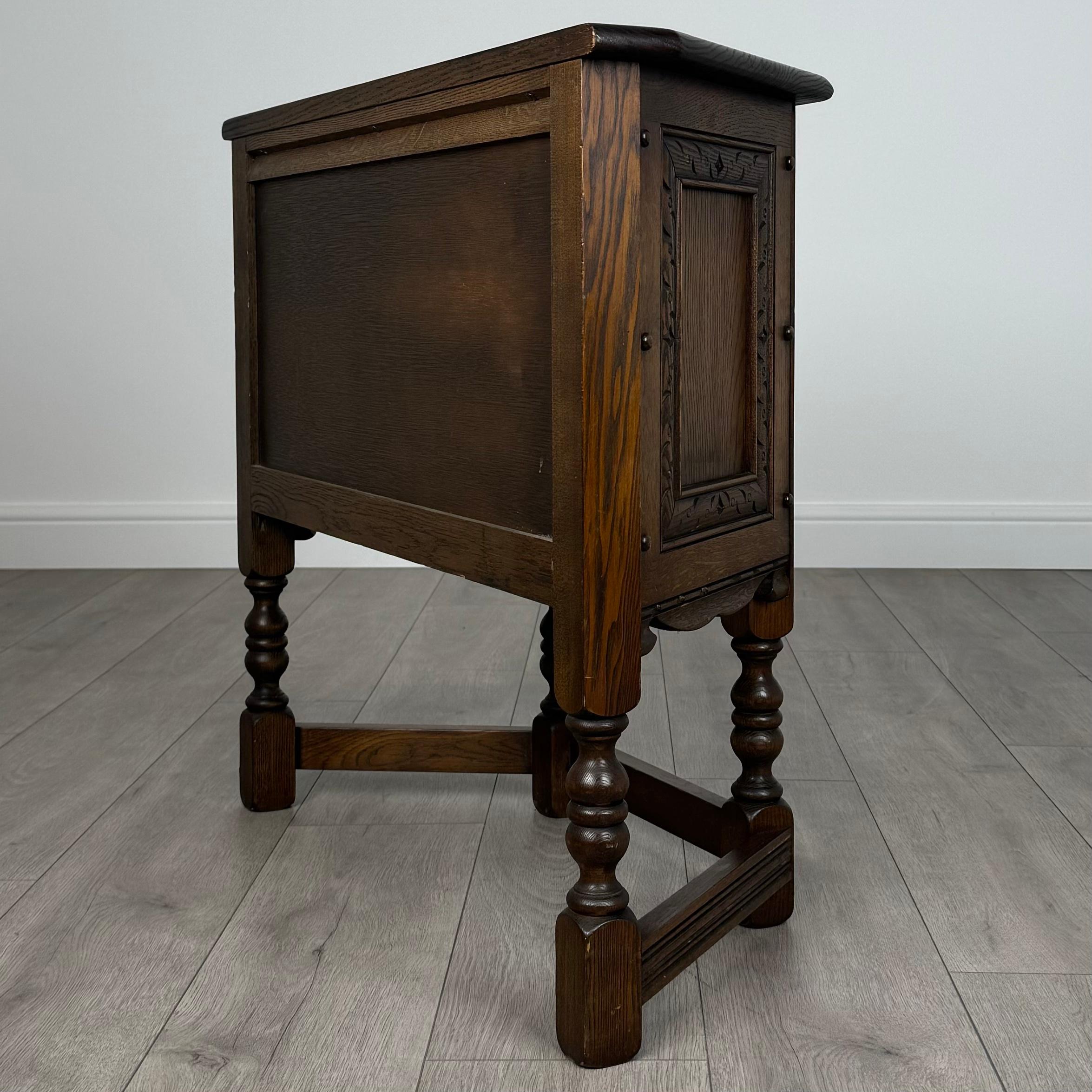 Armoire à breloques ancienne du 20ème siècle en chêne (REF AF-3625) en vente 2