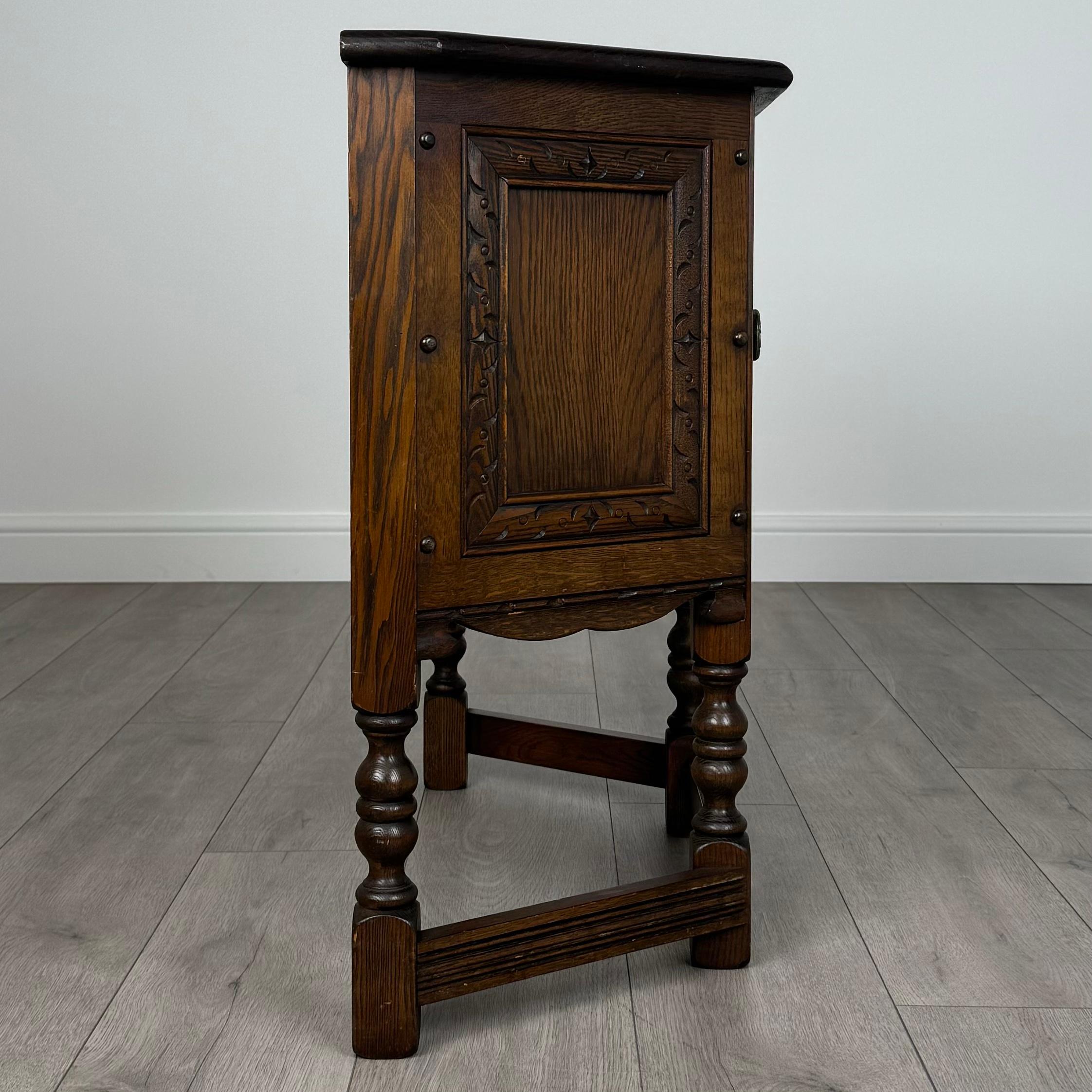 Armoire à breloques ancienne du 20ème siècle en chêne (REF AF-3625) en vente 3