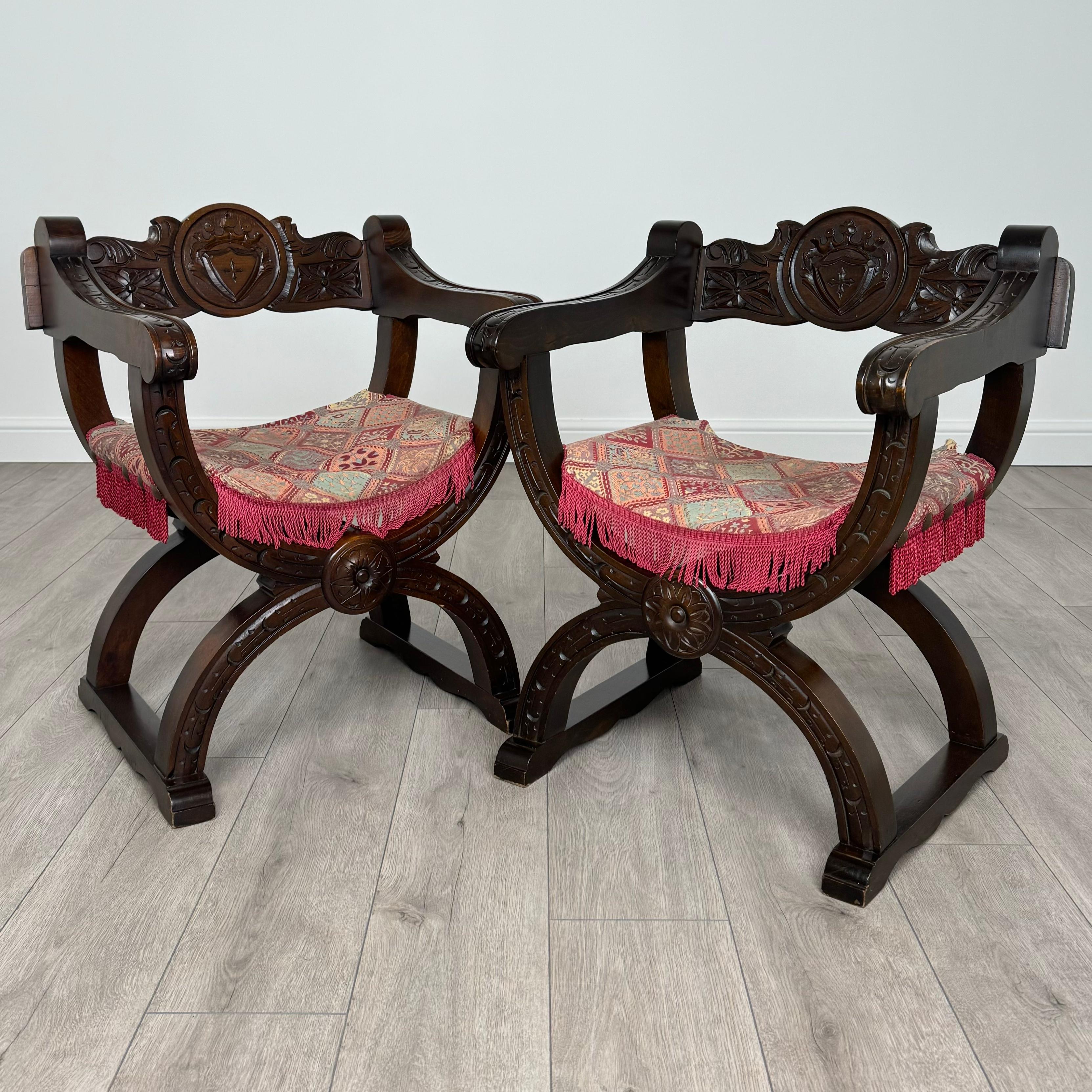 Questa antica coppia di poltrone francesi del XX secolo, realizzata in ricco mogano, presenta un design unico ed elegante che farà sicuramente la sua figura in qualsiasi ambiente. 
Le sedie sono splendidamente intagliate e presentano dettagli