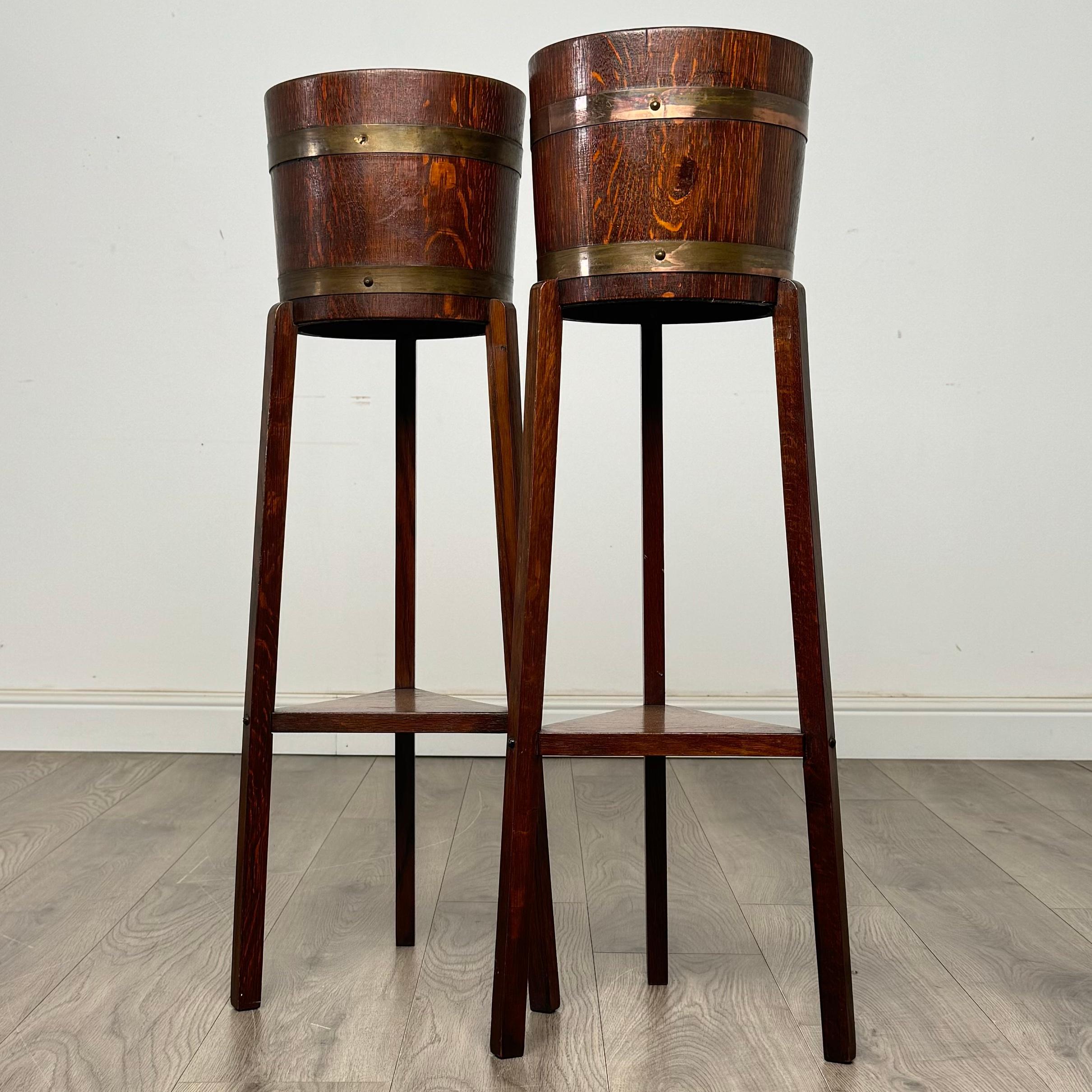 Este elegante par de soportes para plantas del siglo XX, fabricados por 