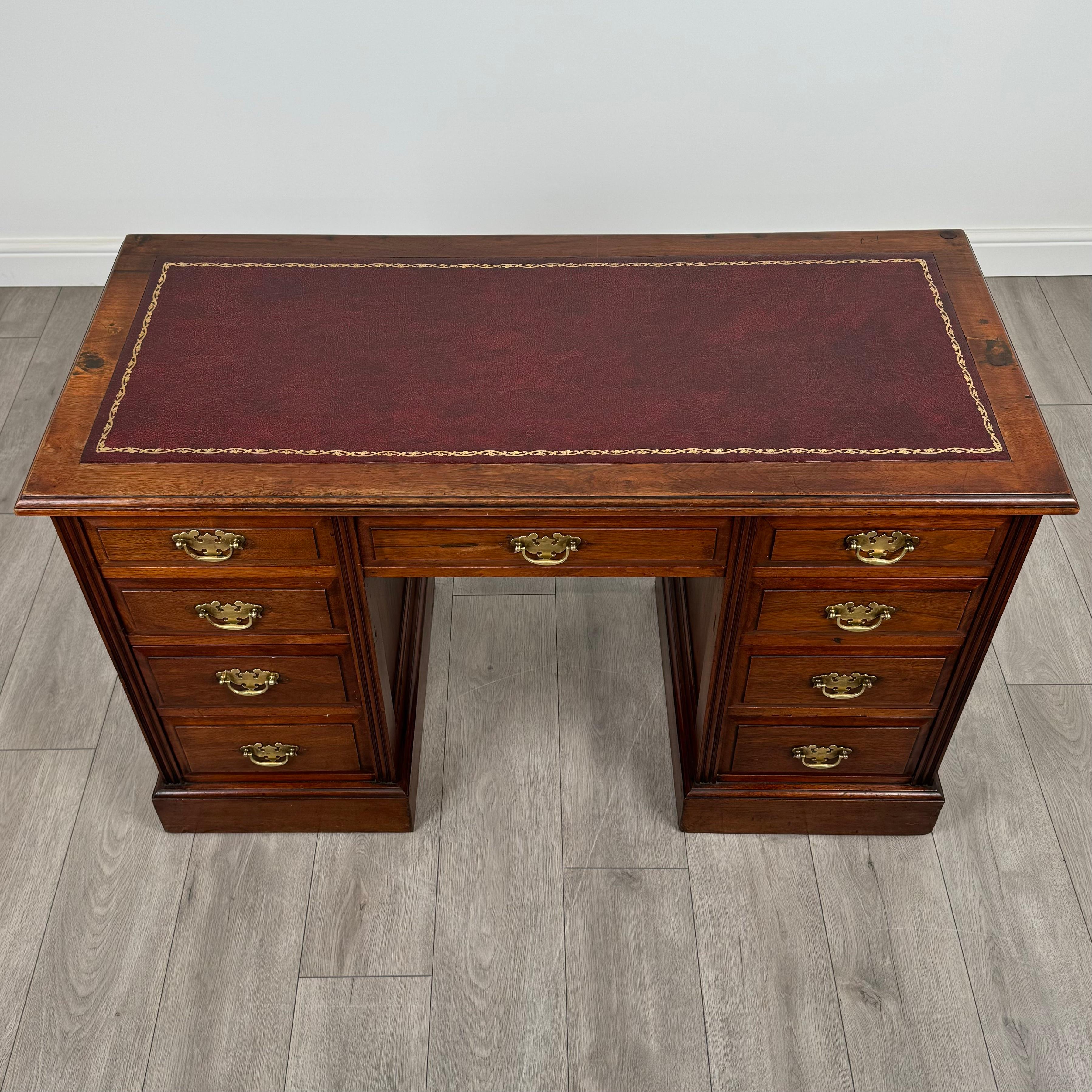 Antiquités du 20ème siècle, bureau à piédestal en noyer ( REF AF-3658 ) en vente 4