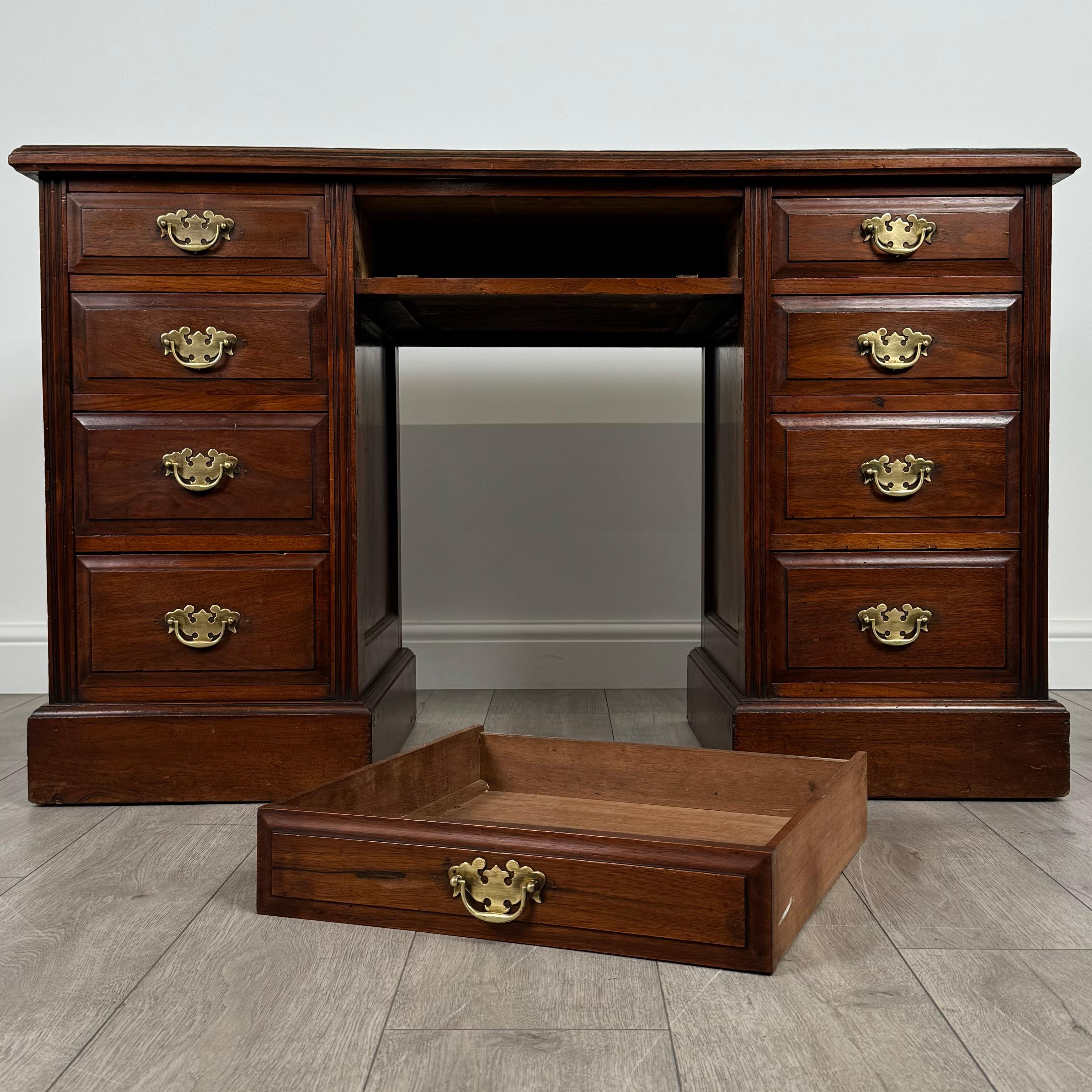 Antiquités du 20ème siècle, bureau à piédestal en noyer ( REF AF-3658 ) en vente 5