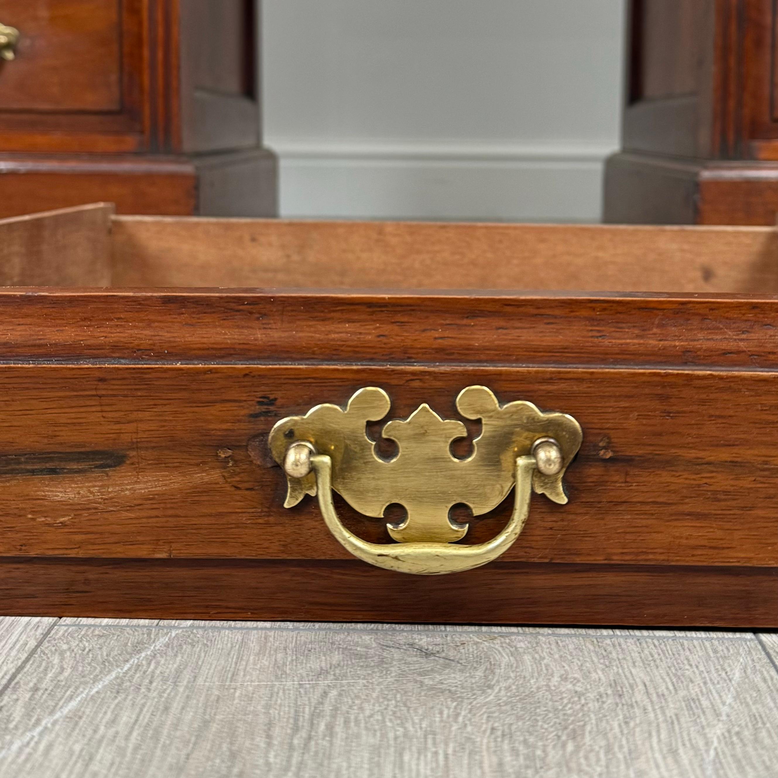 Antiquités du 20ème siècle, bureau à piédestal en noyer ( REF AF-3658 ) en vente 6