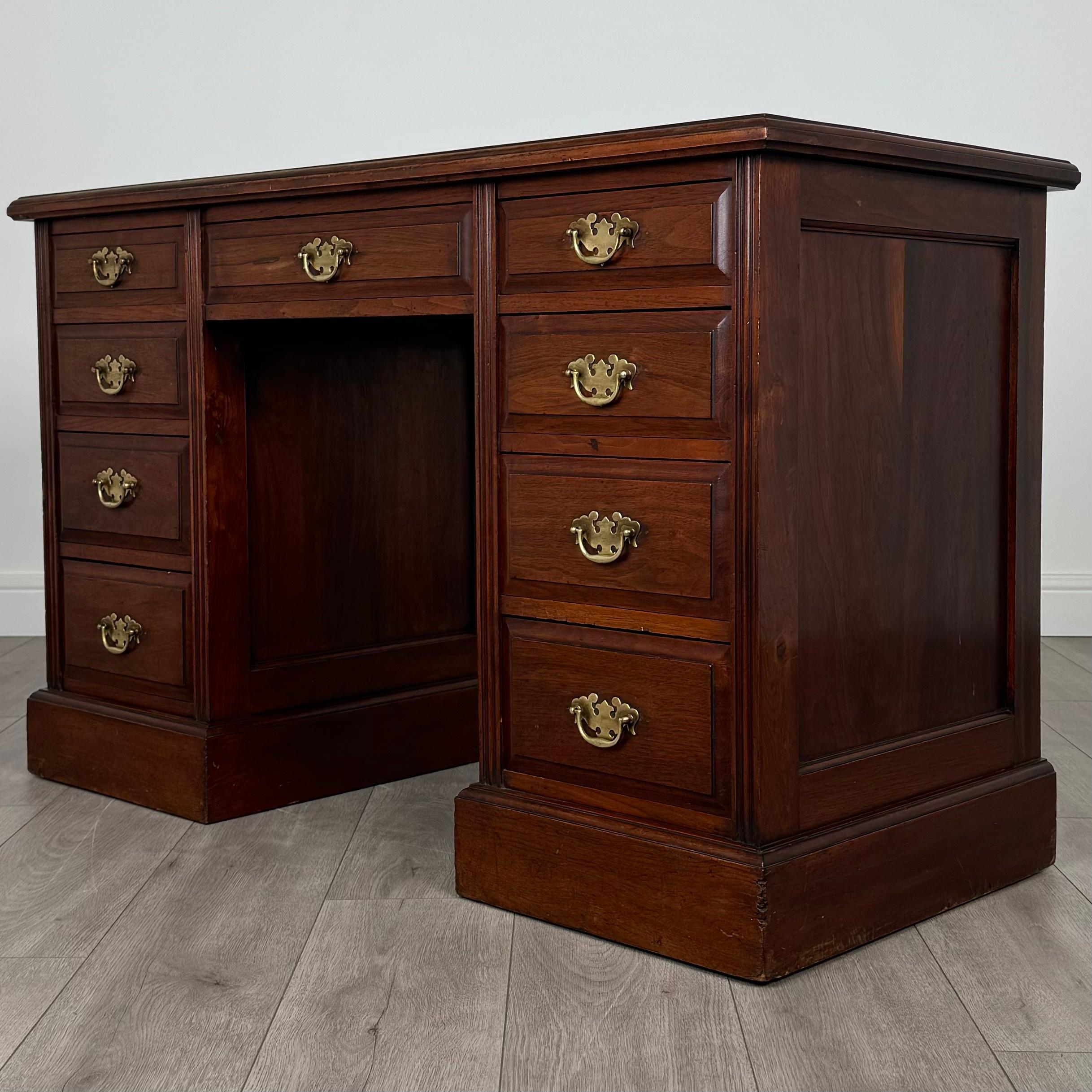 Britannique Antiquités du 20ème siècle, bureau à piédestal en noyer ( REF AF-3658 ) en vente