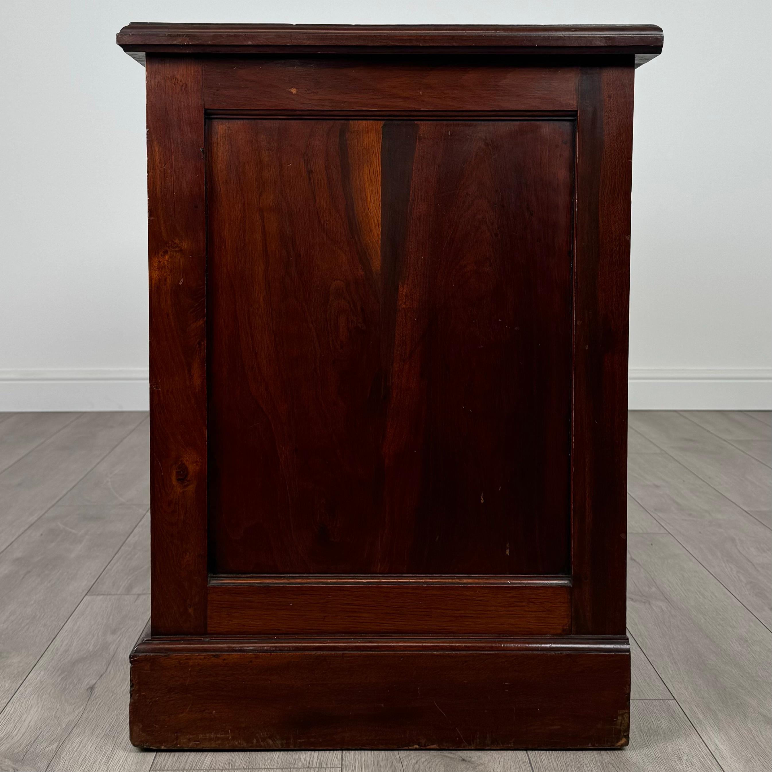 Antiquités du 20ème siècle, bureau à piédestal en noyer ( REF AF-3658 ) Bon état - En vente à Ledbury, GB