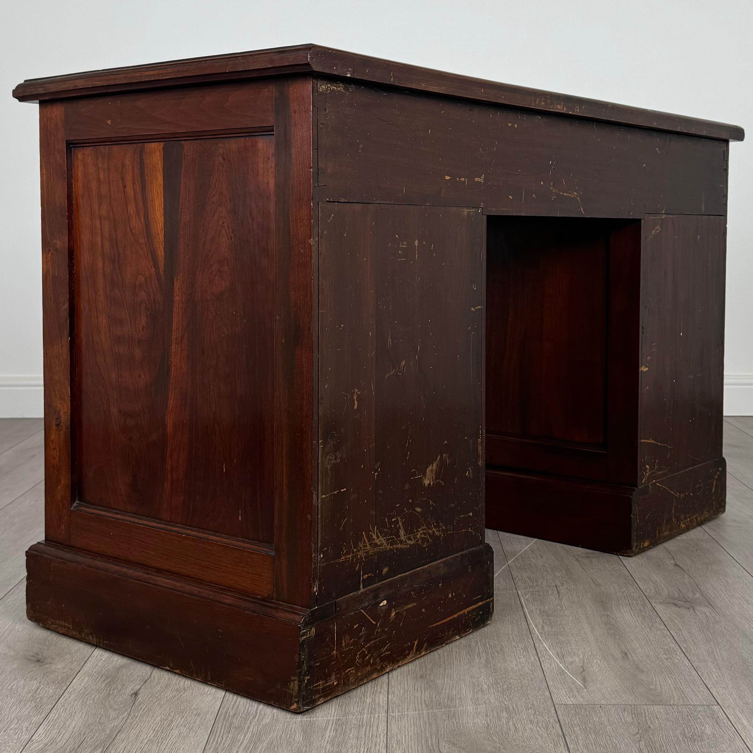 20ième siècle Antiquités du 20ème siècle, bureau à piédestal en noyer ( REF AF-3658 ) en vente