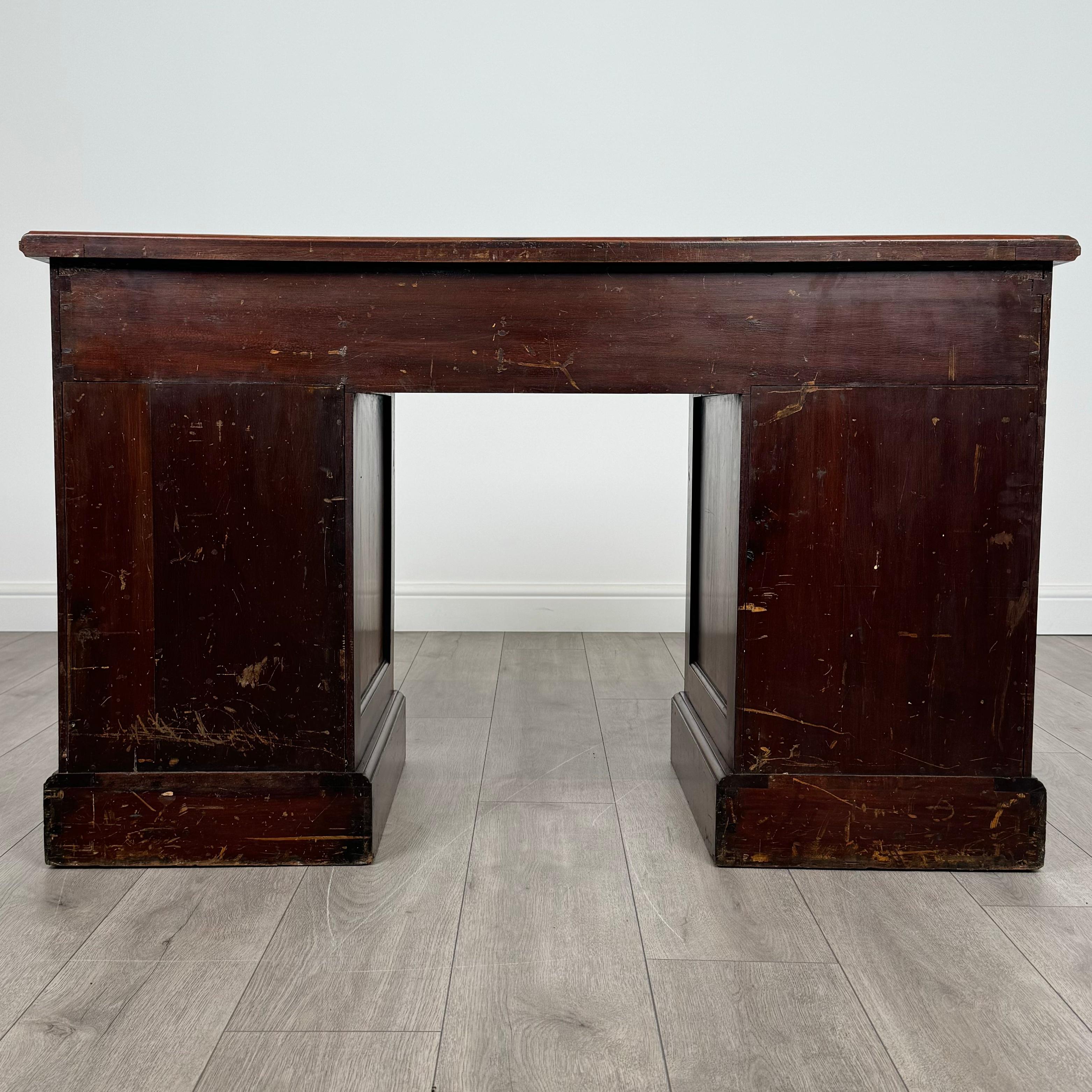Noyer Antiquités du 20ème siècle, bureau à piédestal en noyer ( REF AF-3658 ) en vente