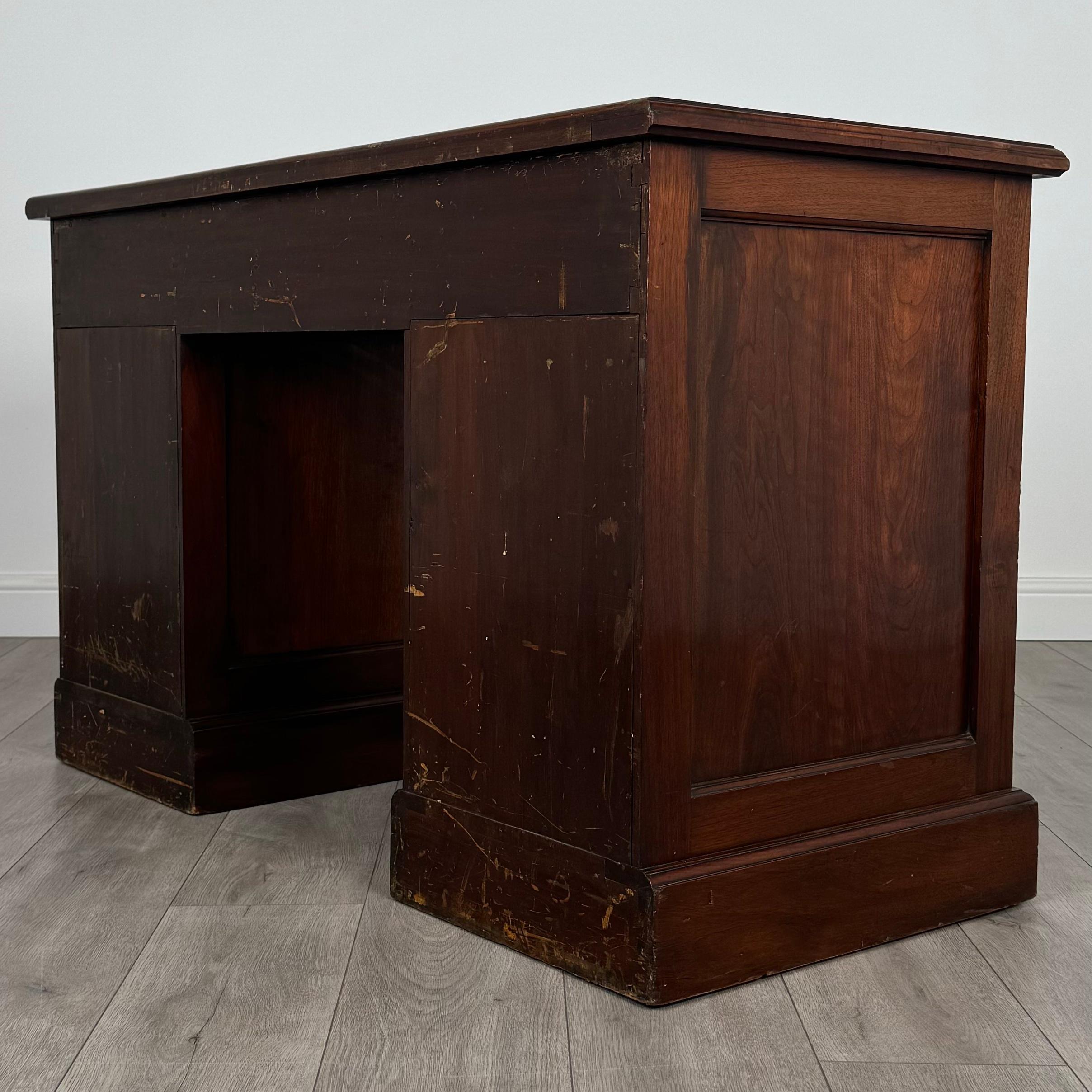 Antiquités du 20ème siècle, bureau à piédestal en noyer ( REF AF-3658 ) en vente 1