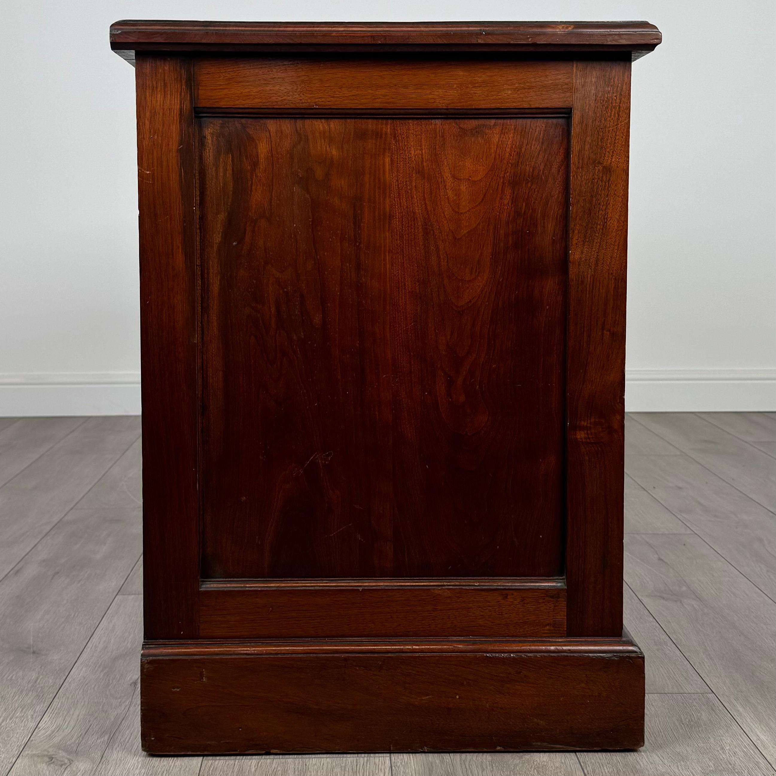 Antiquités du 20ème siècle, bureau à piédestal en noyer ( REF AF-3658 ) en vente 2