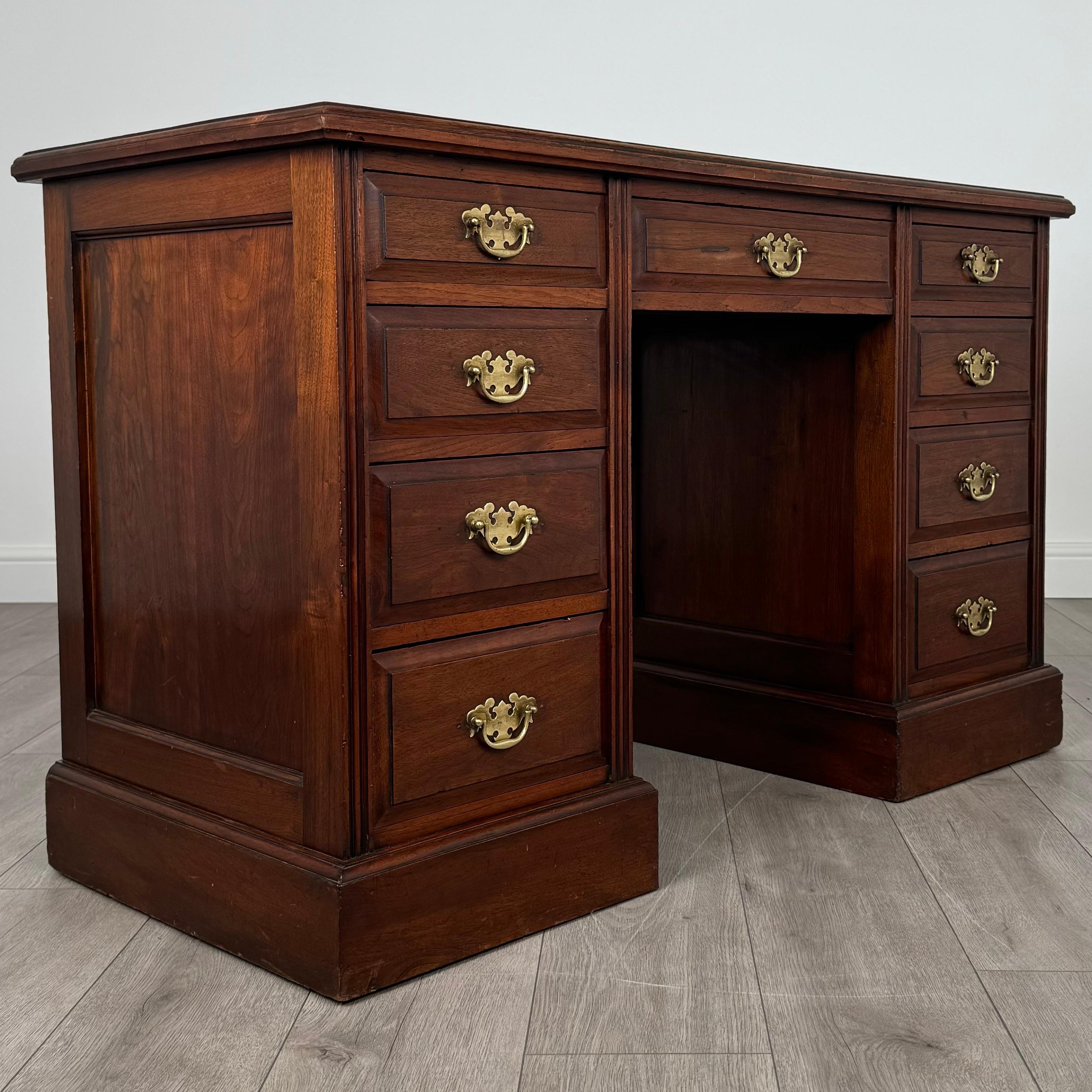 Antiquités du 20ème siècle, bureau à piédestal en noyer ( REF AF-3658 ) en vente 3