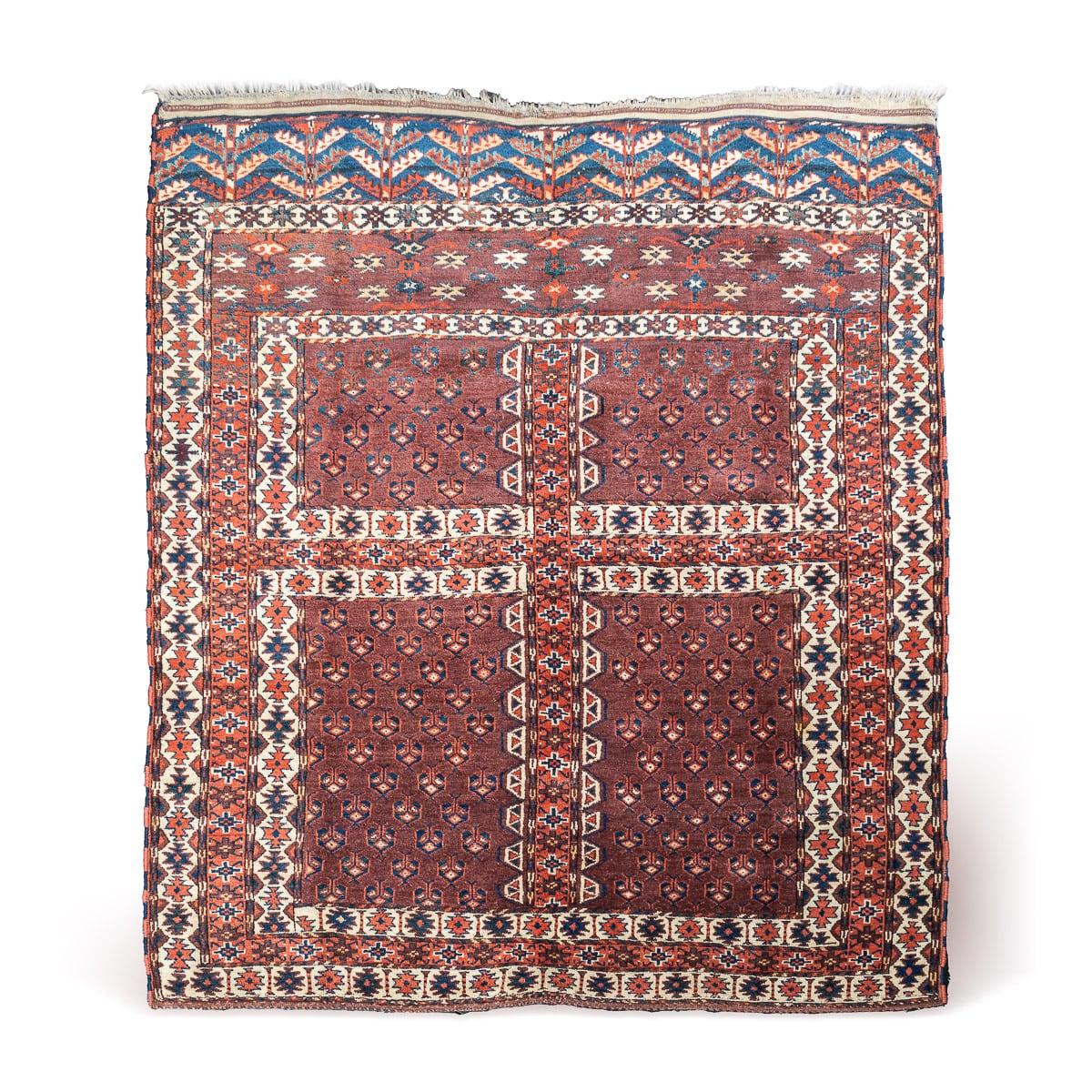Ancien tapis persan du début du 20e siècle, fait à la main par des Turkmènes. Ces tapis sont rares et il n'existe que peu d'exemplaires en aussi bon état. Il est orné d'un motif géométrique vibrant et coloré. Les tapis persans turkmènes sont réputés