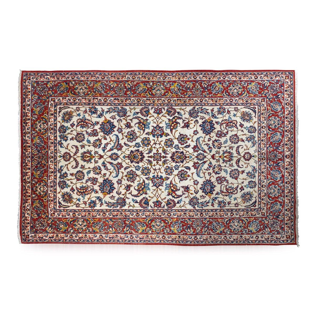Antiker handgeknüpfter persischer Najafabad-Teppich aus dem frühen 20. Dieser in der Region Isfahan gewebte Teppich zeigt ein Allover-Muster mit detaillierten Blumen und einem zentralen Motiv. Der Teppich hat aufgrund seines Alters einen niedrigen