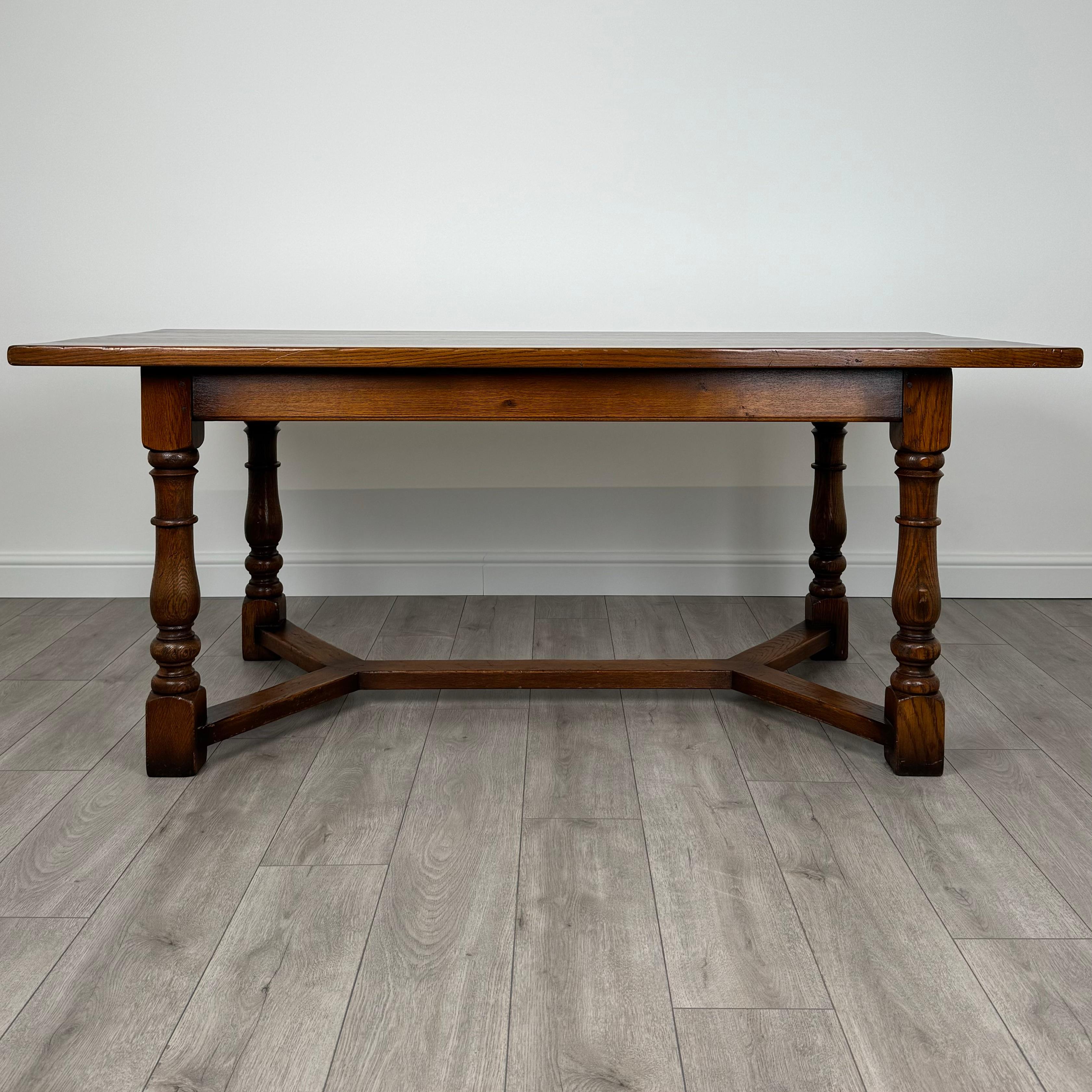Britannique Table de salle à manger de style réfractoire du 20ème siècle en chêne ( REF AF-3504 ) en vente