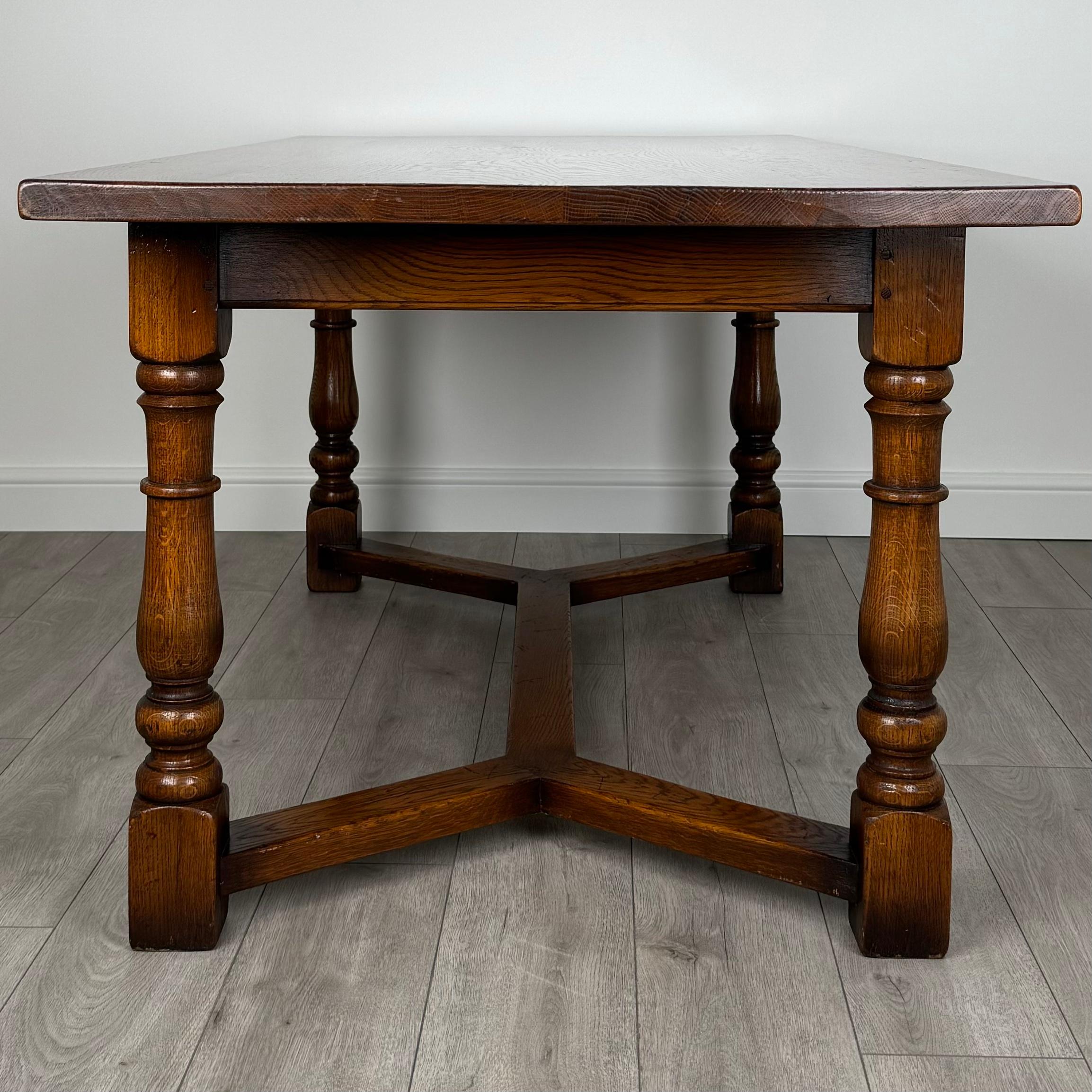 Table de salle à manger de style réfractoire du 20ème siècle en chêne ( REF AF-3504 ) Bon état - En vente à Ledbury, GB