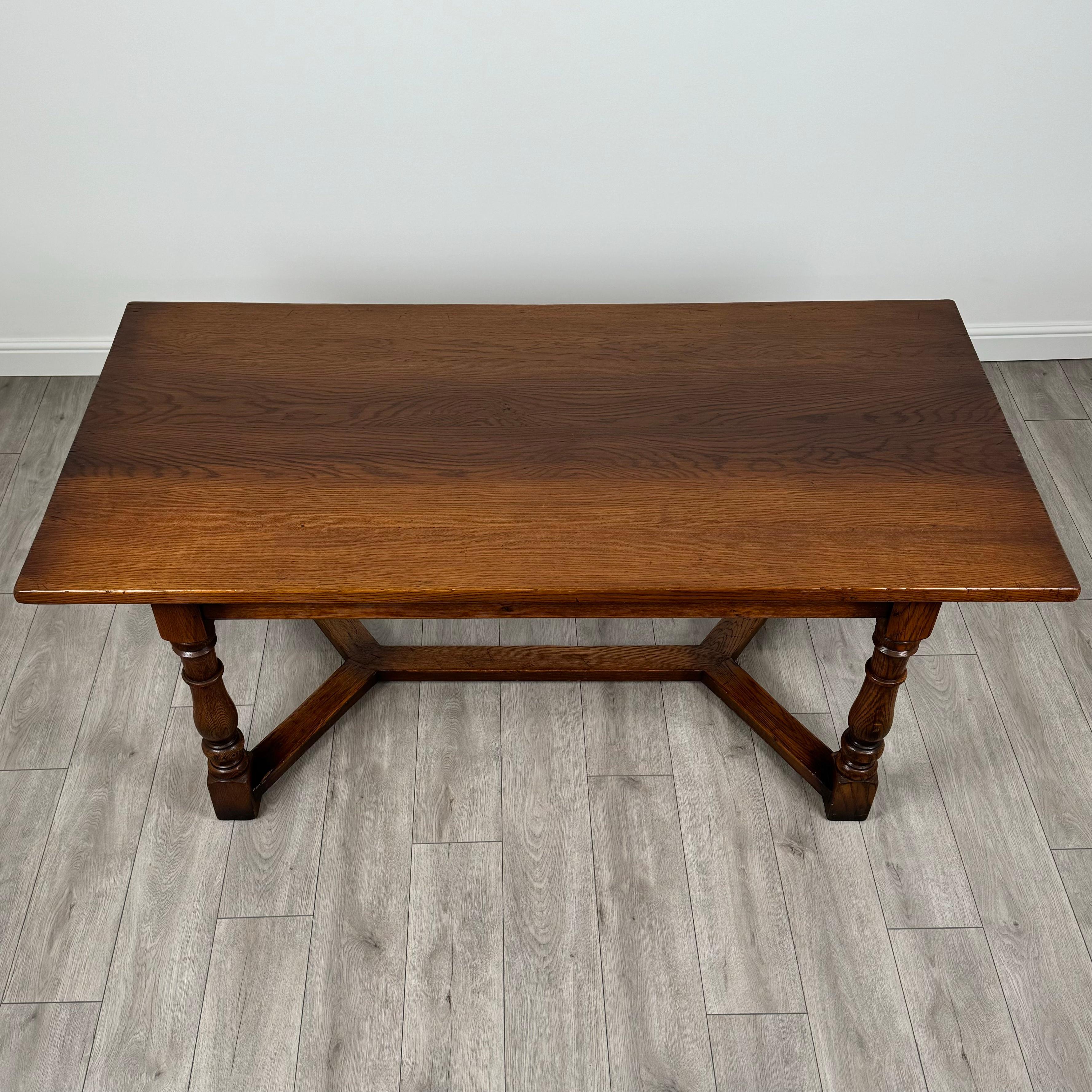 20ième siècle Table de salle à manger de style réfractoire du 20ème siècle en chêne ( REF AF-3504 ) en vente