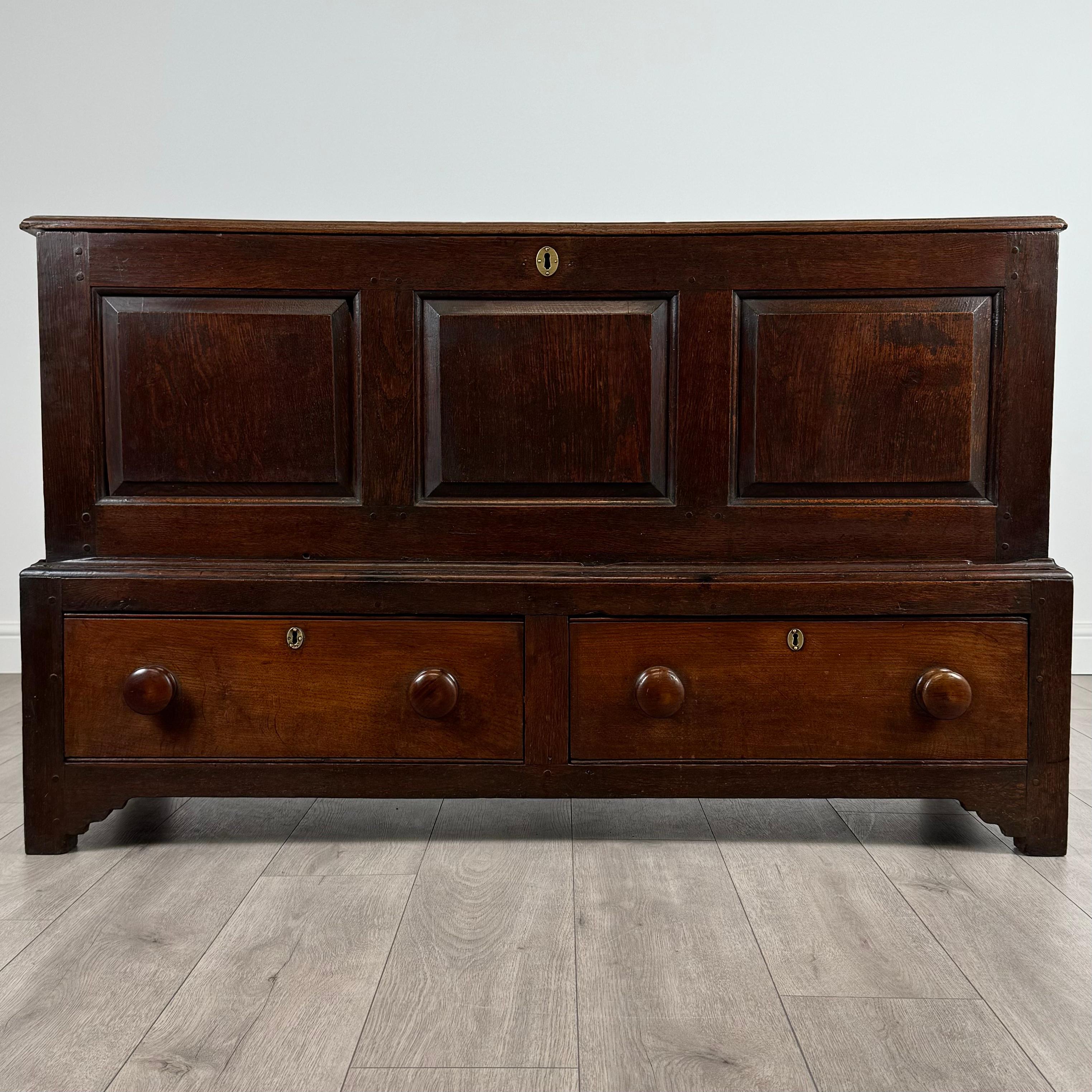 Cette table de salle à manger ancienne du XXe siècle de style réfectoire, fabriquée en chêne massif, est une pièce remarquable qui incarne l'élégance intemporelle et la durabilité. La table présente un grain étonnant et une couleur riche et chaude