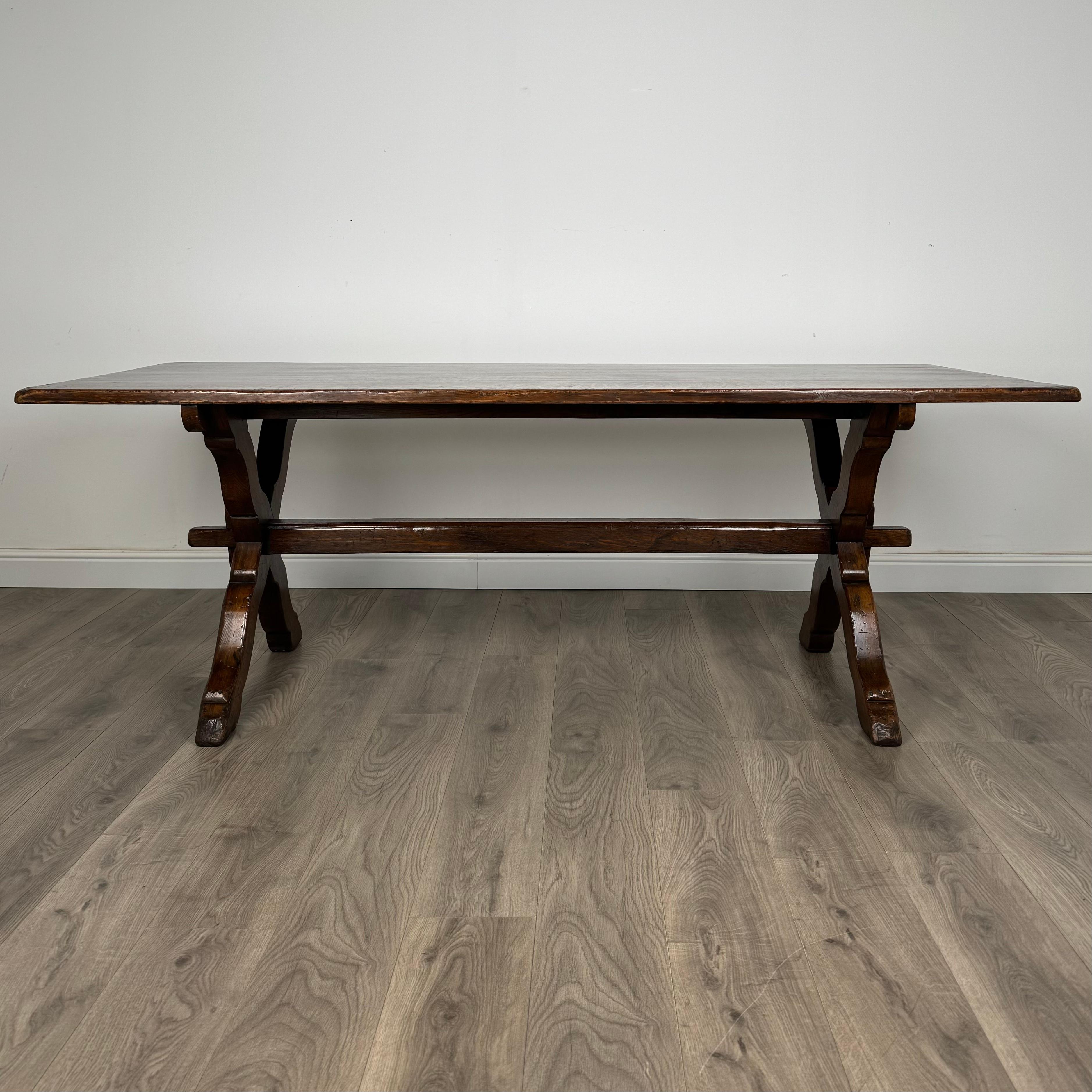 Table de salle à manger de style réfractoire du 20ème siècle en chêne massif ( REF AF-3381 ) Bon état - En vente à Ledbury, GB