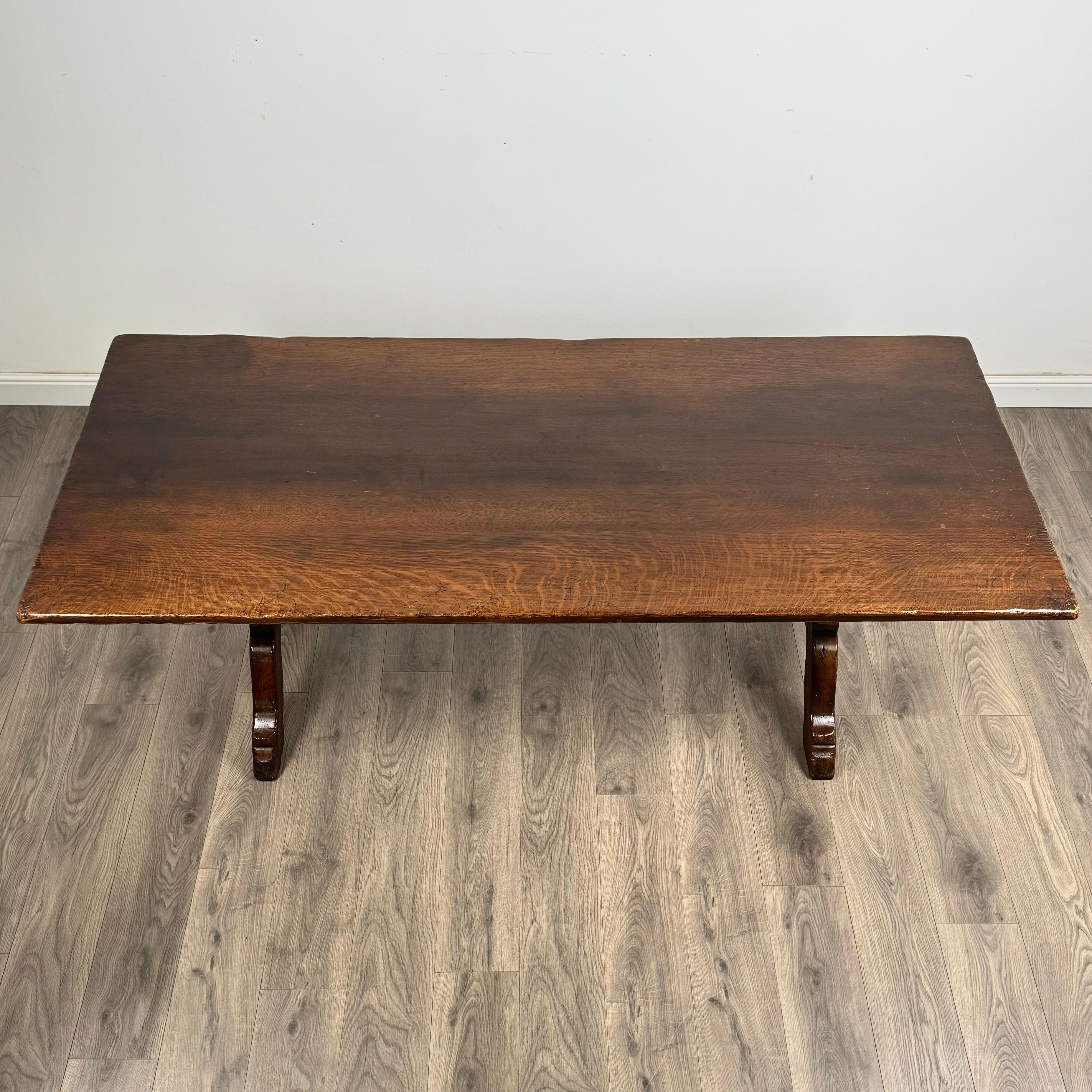 20ième siècle Table de salle à manger de style réfractoire du 20ème siècle en chêne massif ( REF AF-3381 ) en vente