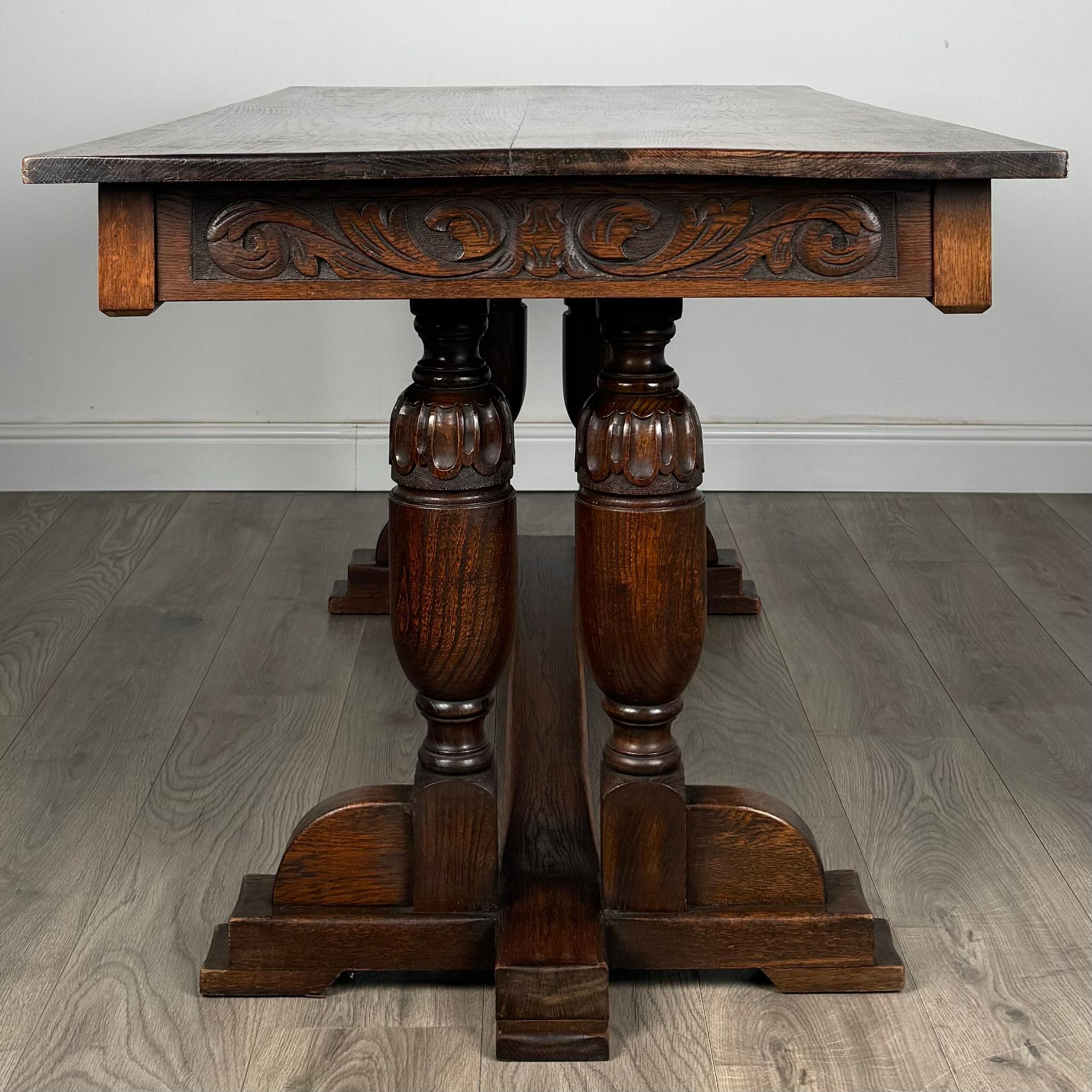 Table de salle à manger de style réfractoire du 20ème siècle en chêne massif ( REF AF-3382 ) Bon état - En vente à Ledbury, GB