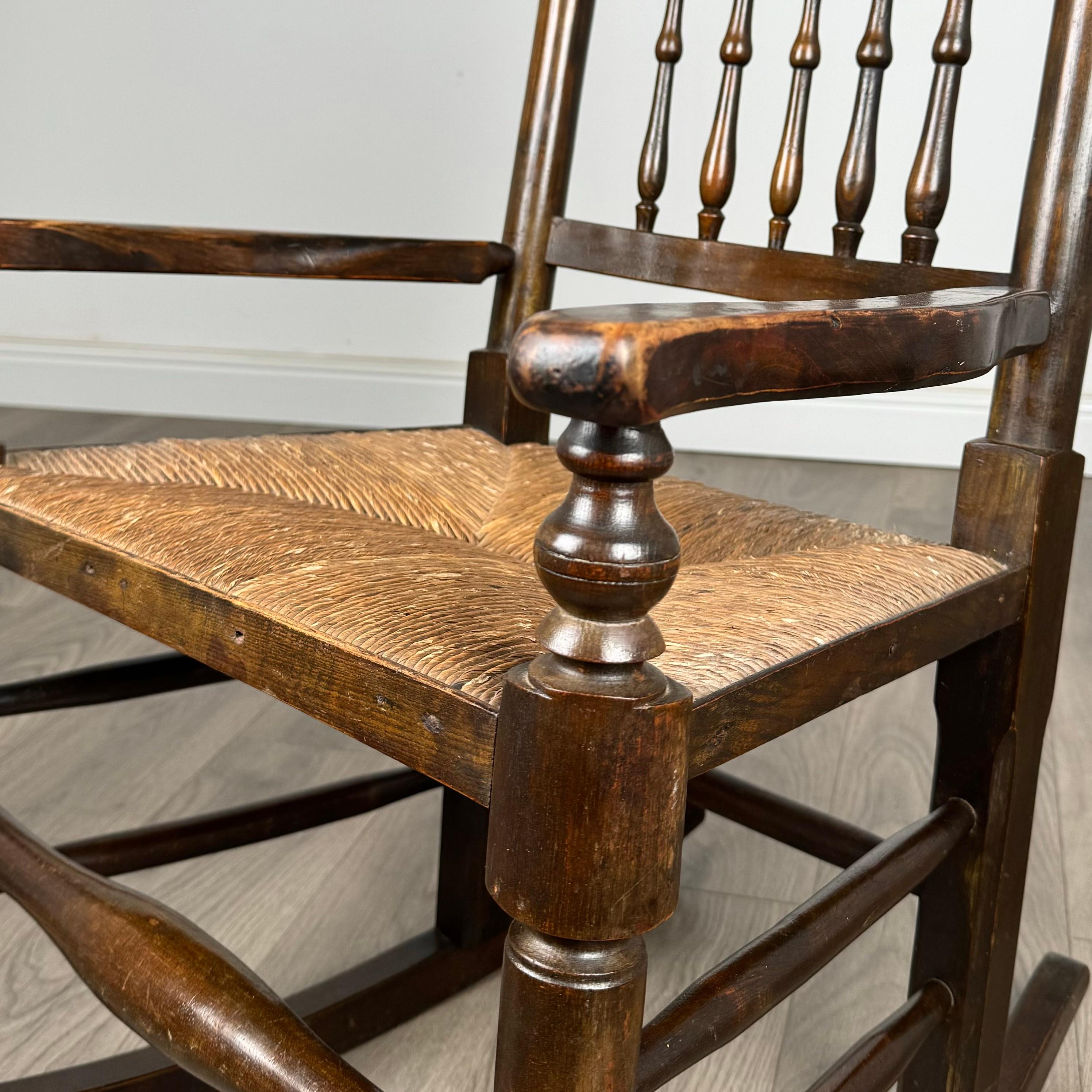 Chaise à bascule ancienne du 20ème siècle en chêne (REF AF-3292) en vente 5