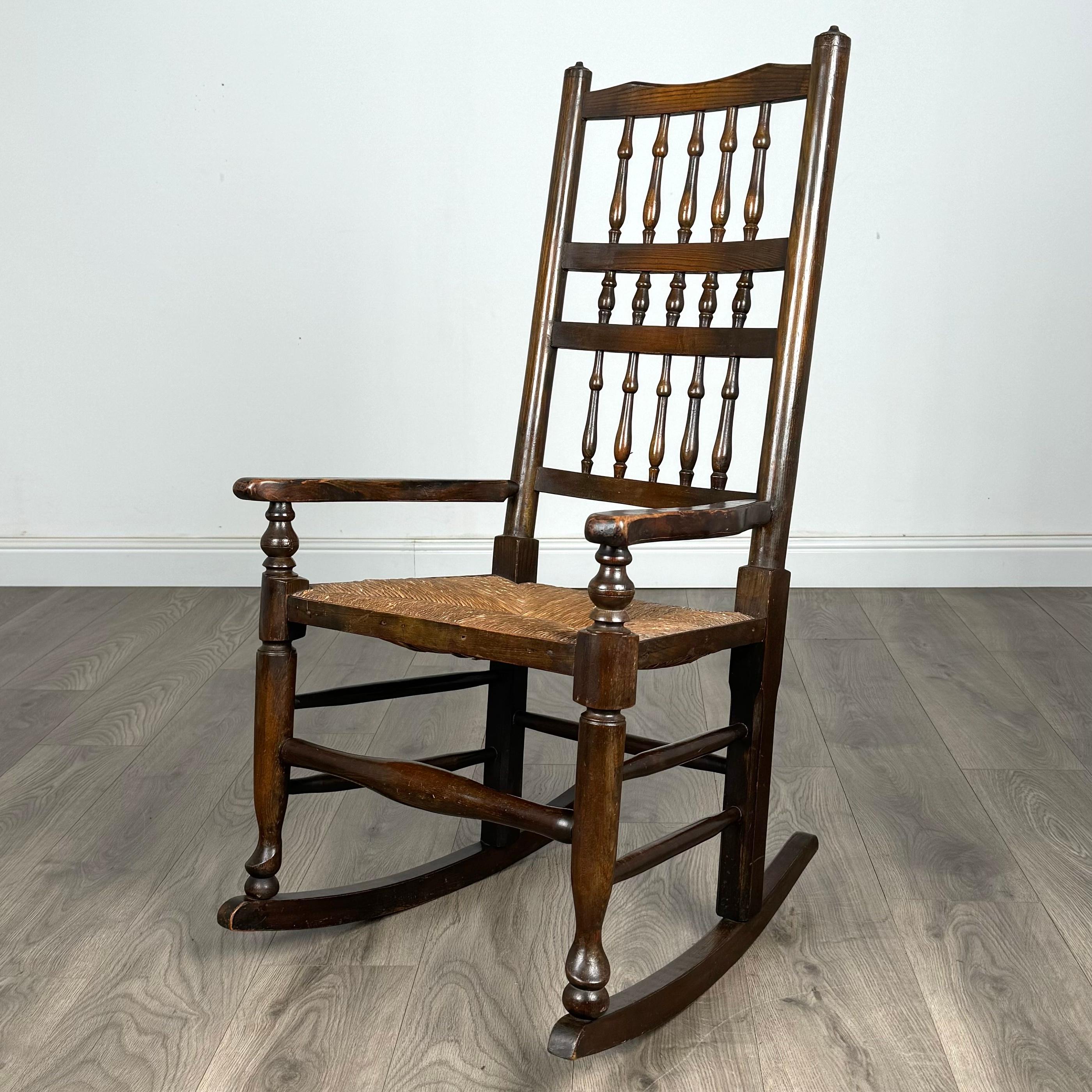 Entrez dans l'étreinte réconfortante d'un rocking-chair du XXe siècle, symbole de détente et de charme intemporel. Fabriqué en chêne durable, ce rocking-chair incarne la simplicité et la fonctionnalité tout en exsudant un attrait rustique qui ajoute