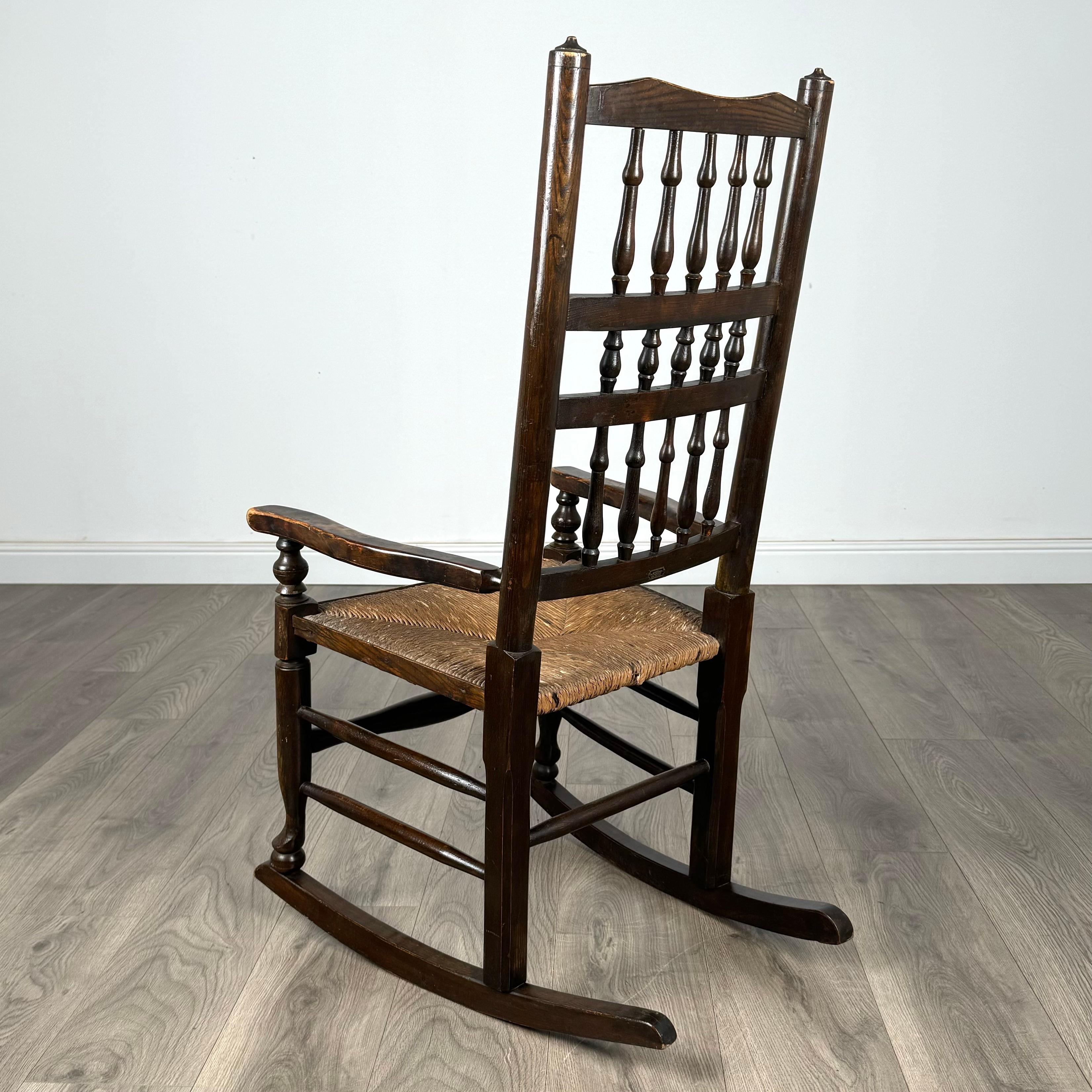 Chaise à bascule ancienne du 20ème siècle en chêne (REF AF-3292) Bon état - En vente à Ledbury, GB